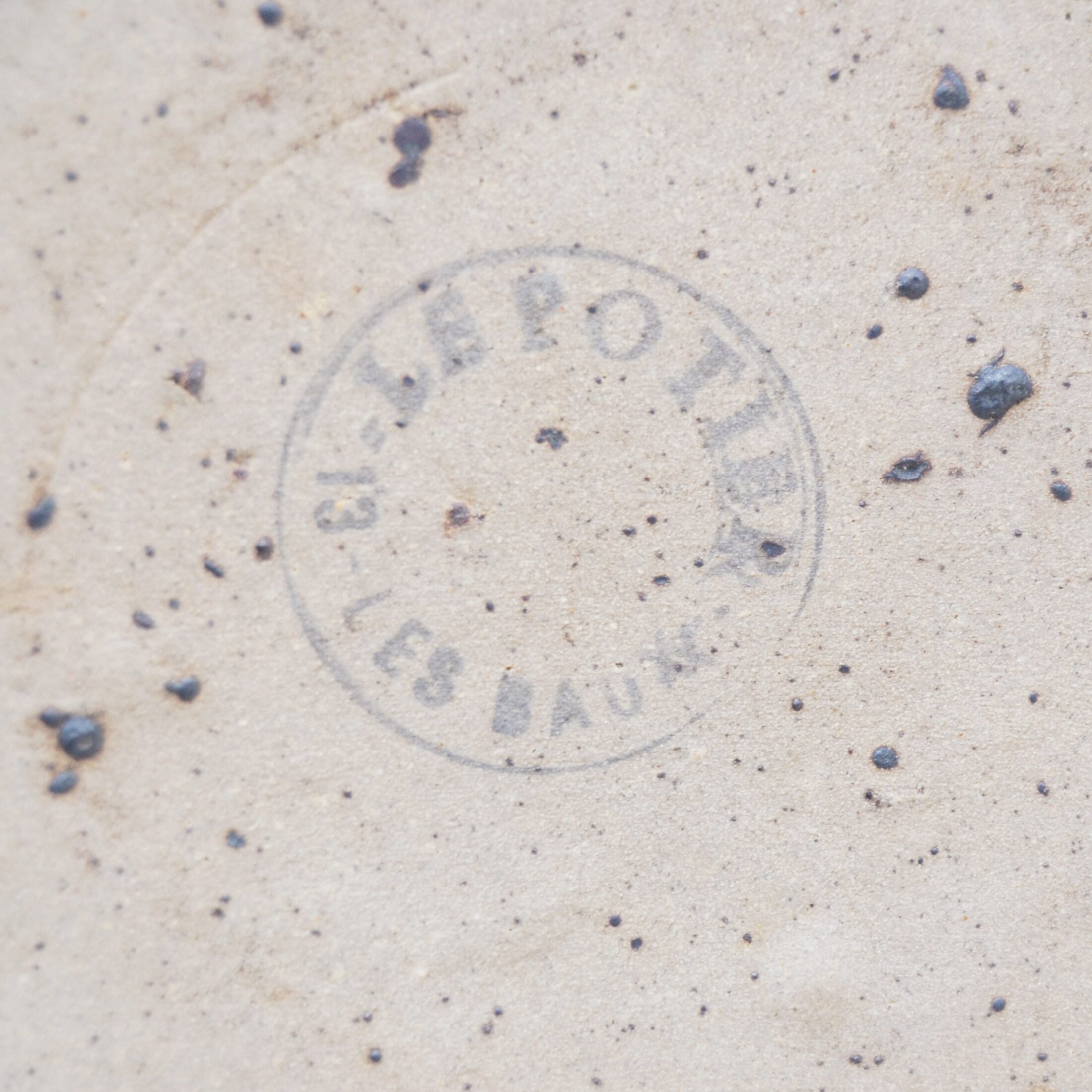 Le pichet en grès pyrité