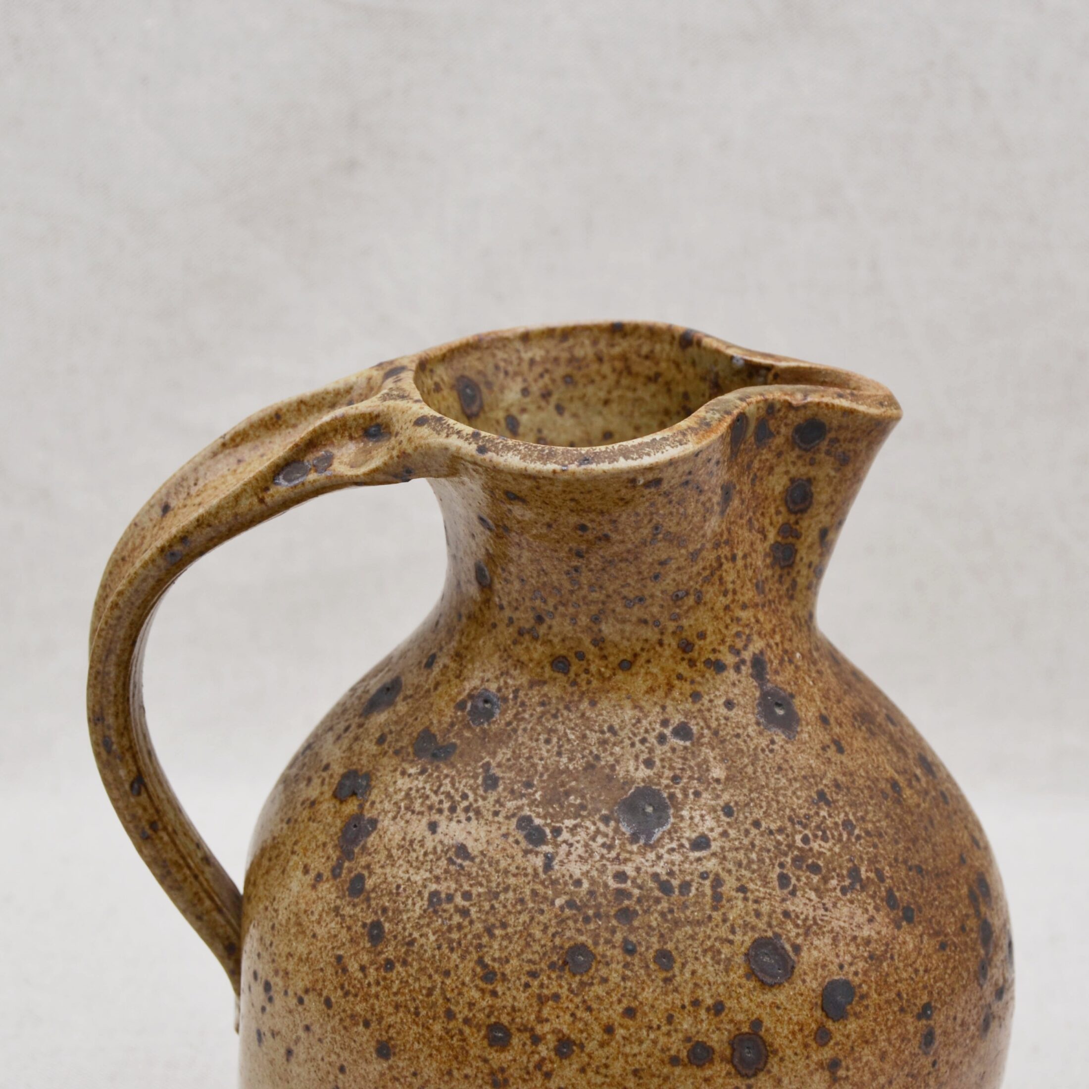 Le pichet en grès pyrité