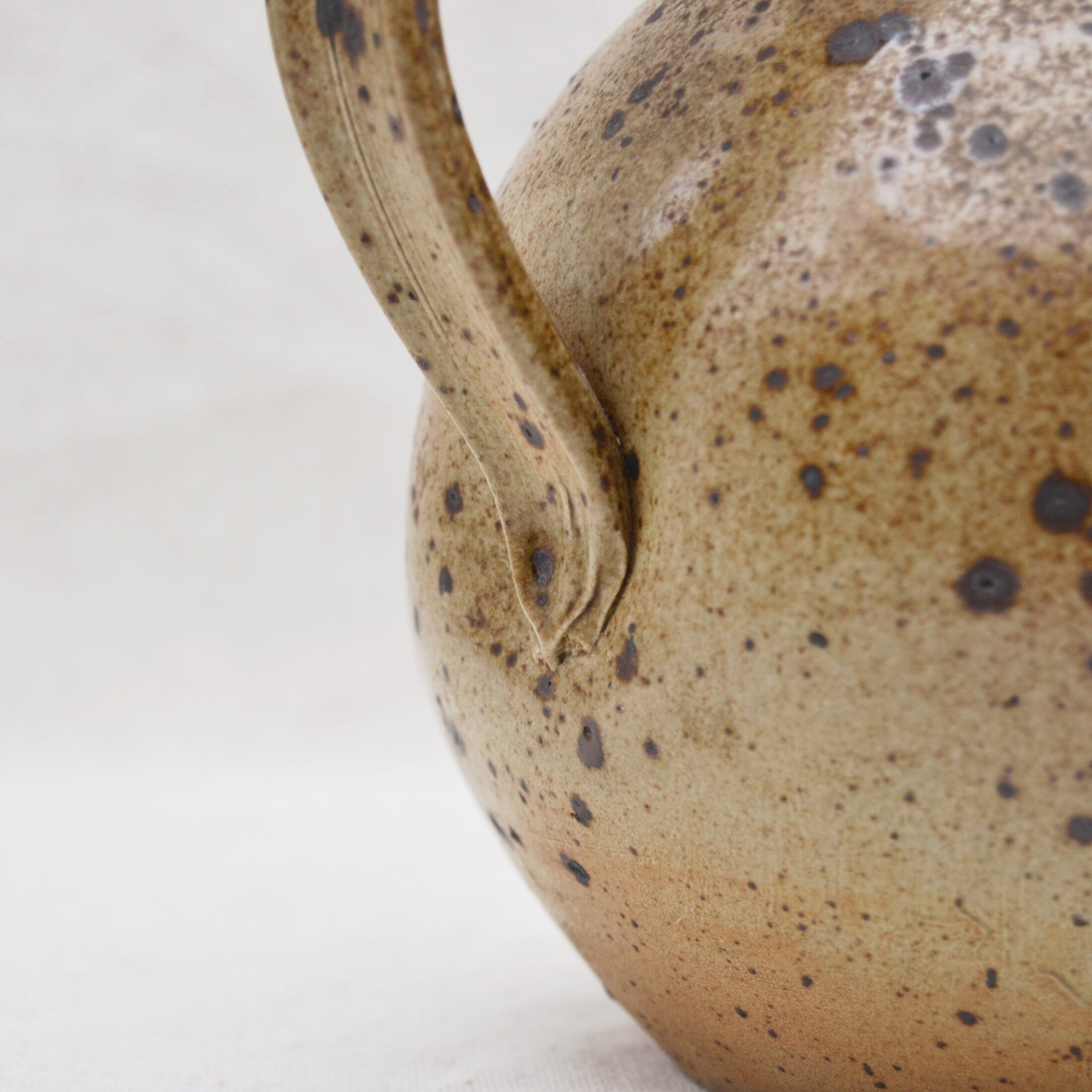 Le pichet en grès pyrité