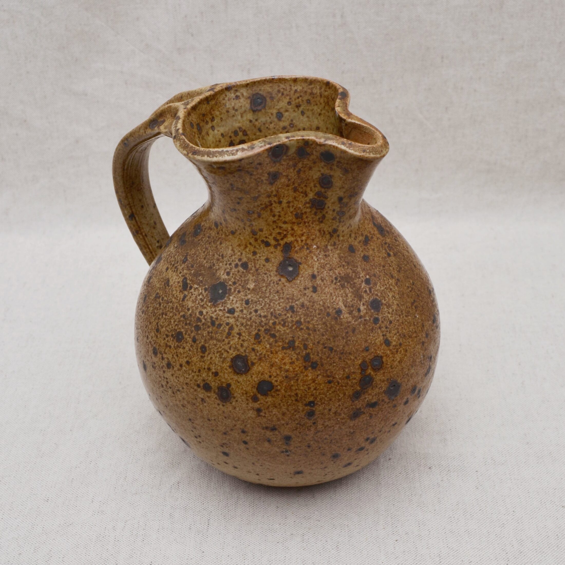 Le pichet en grès pyrité