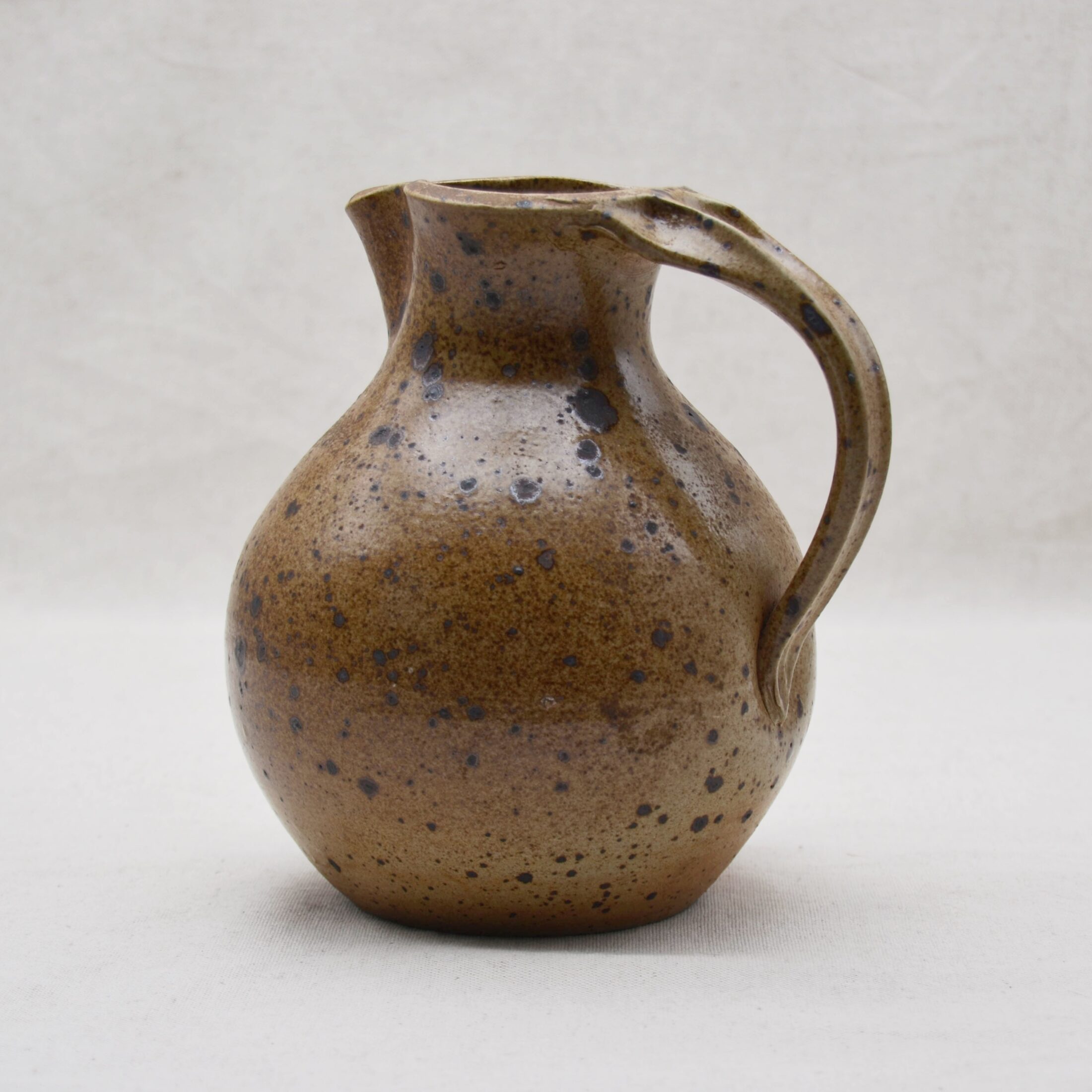 Le pichet en grès pyrité