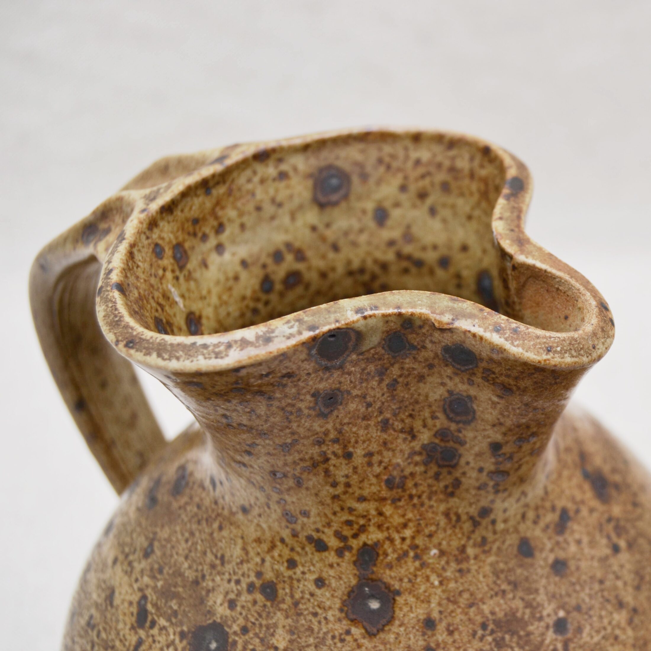 Le pichet en grès pyrité