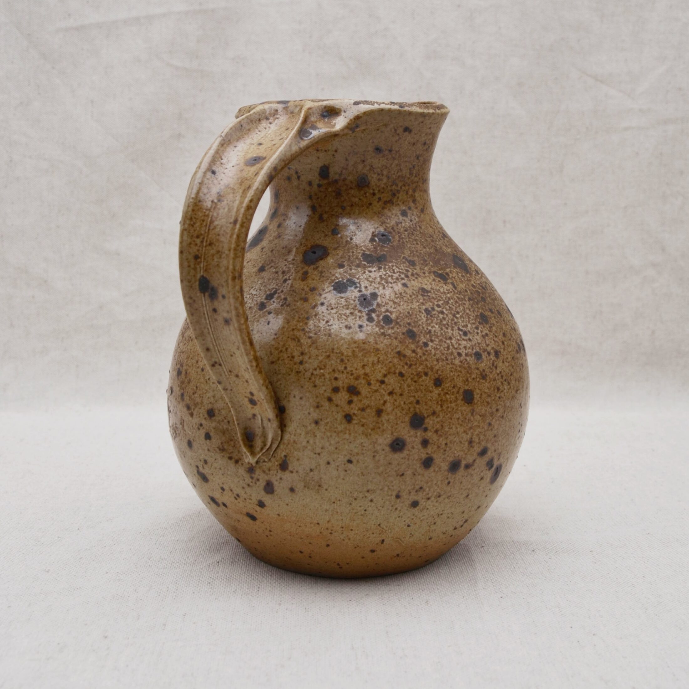 Le pichet en grès pyrité