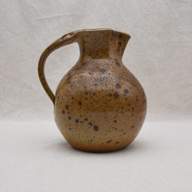 Le pichet en grès pyrité