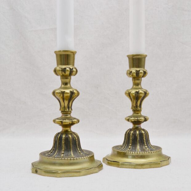 La paire de bougeoirs en bronze