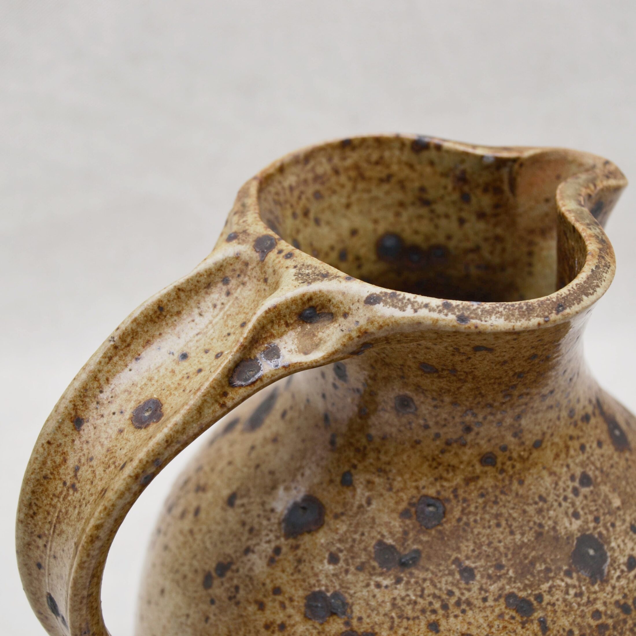 Le pichet en grès pyrité