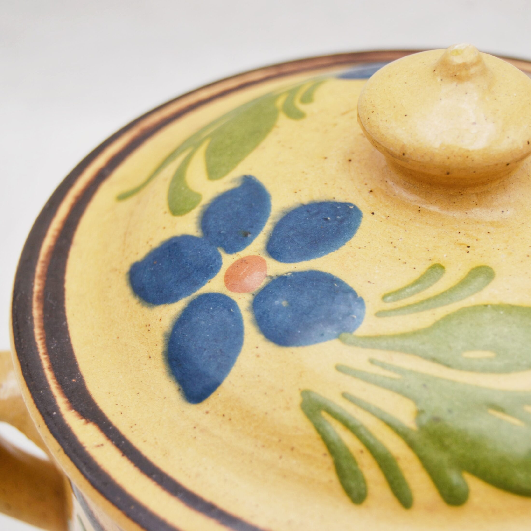 Le pot en céramique jaune à fleurs