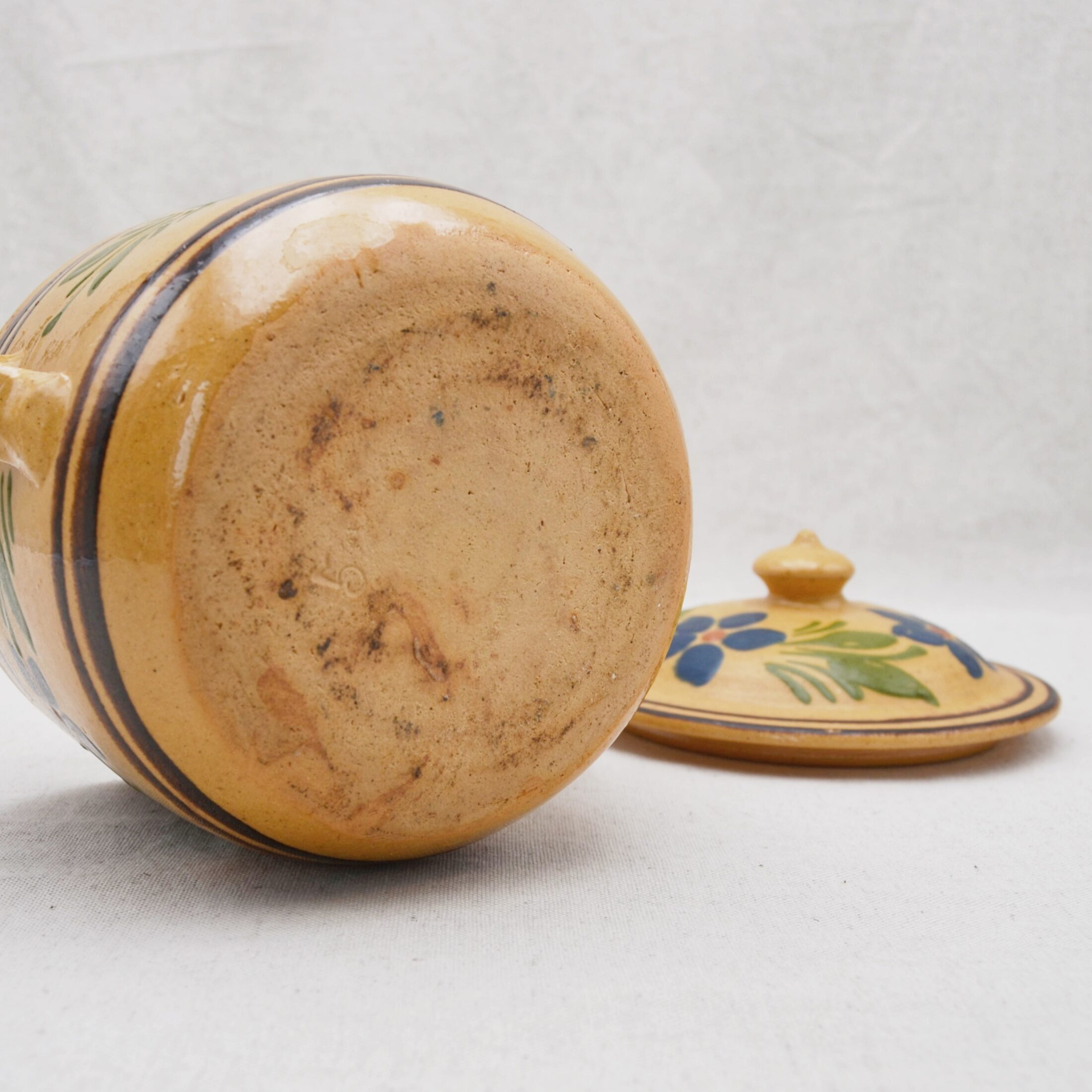 Le pot en céramique jaune à fleurs