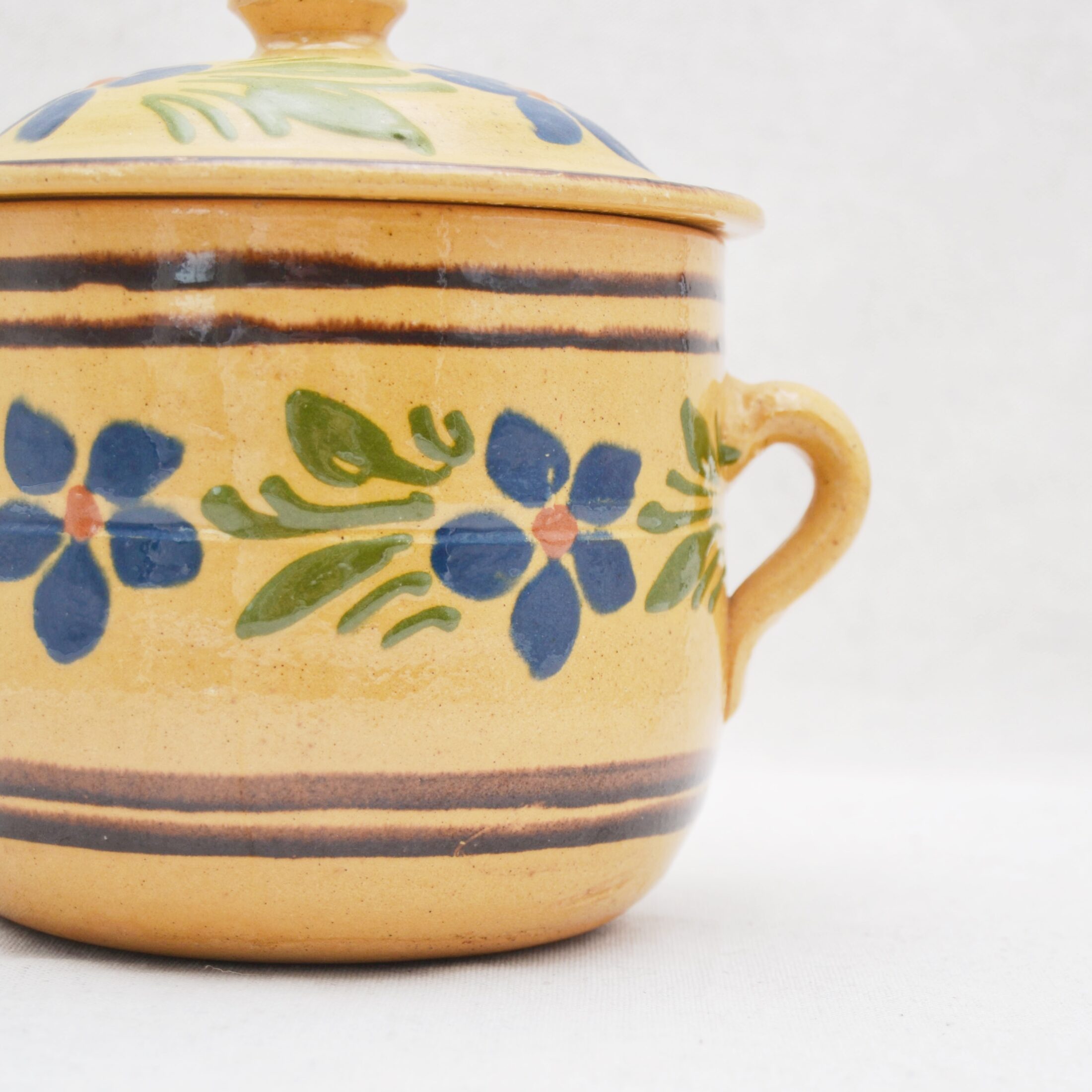 Le pot en céramique jaune à fleurs