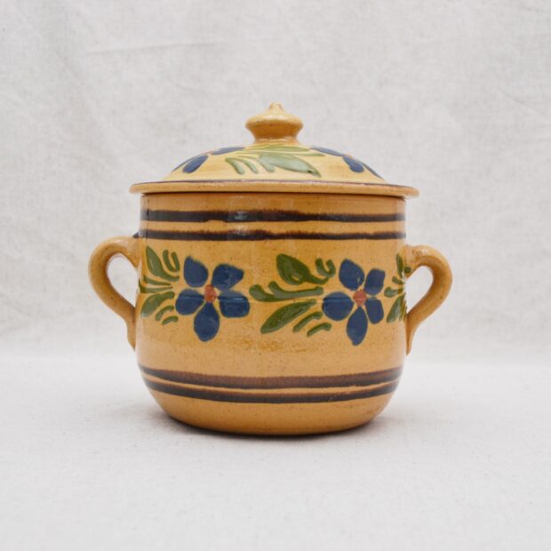 Le pot en céramique jaune à fleurs