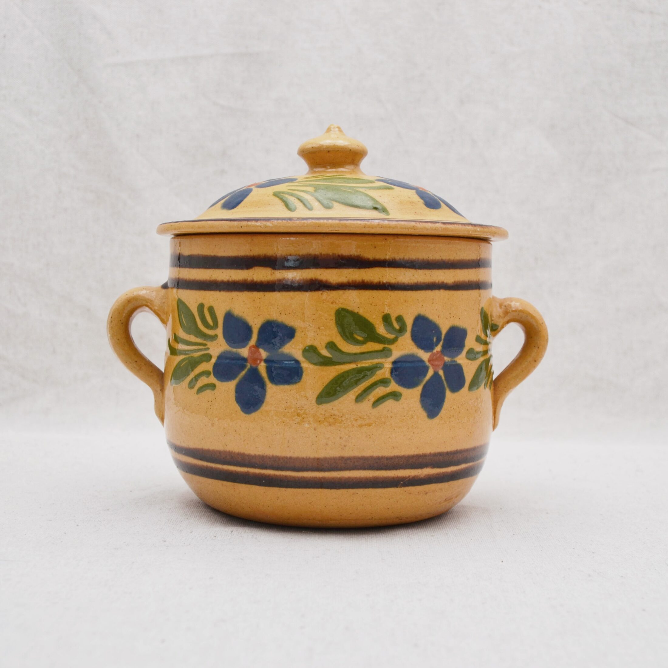 Le pot en céramique jaune à fleurs