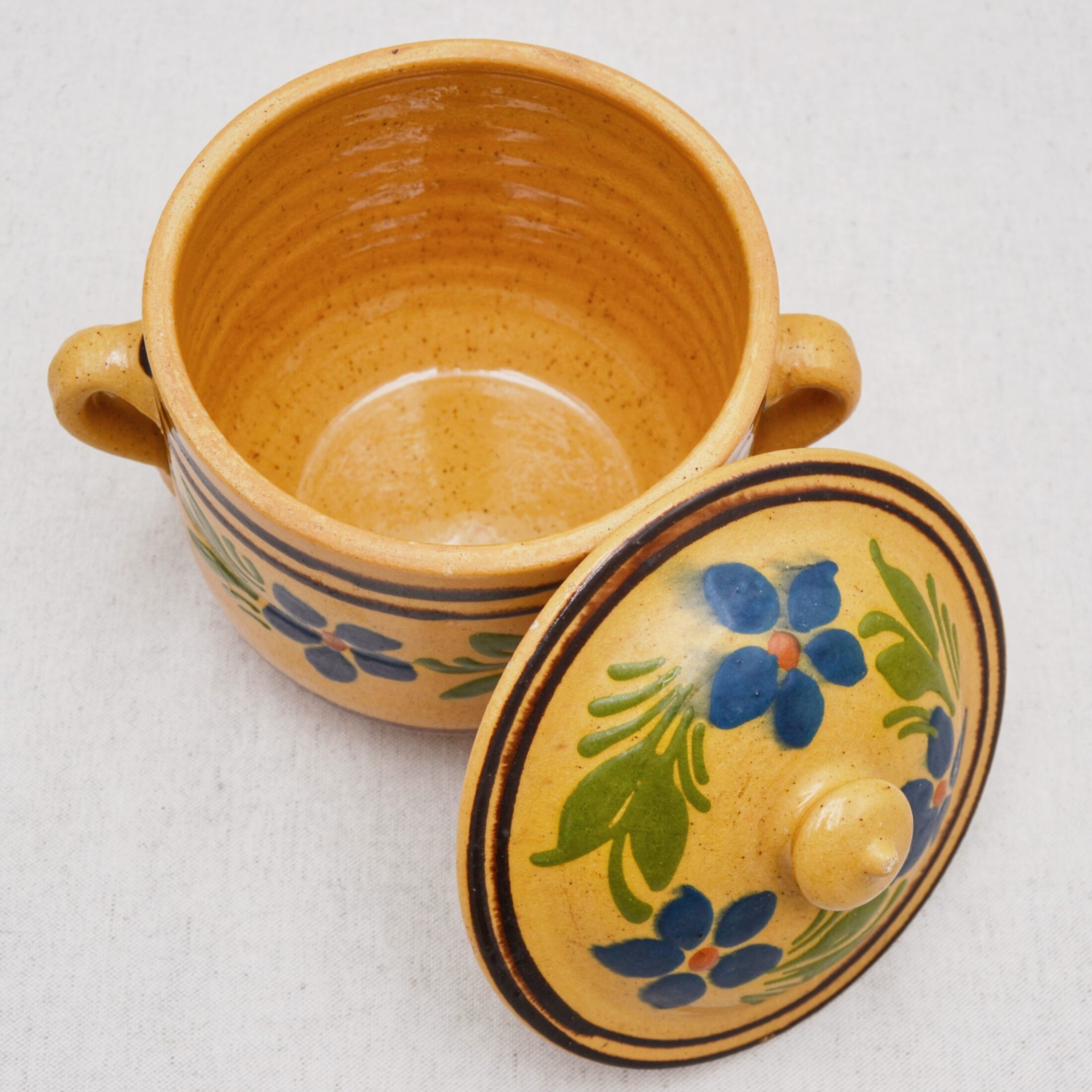 Le pot en céramique jaune à fleurs