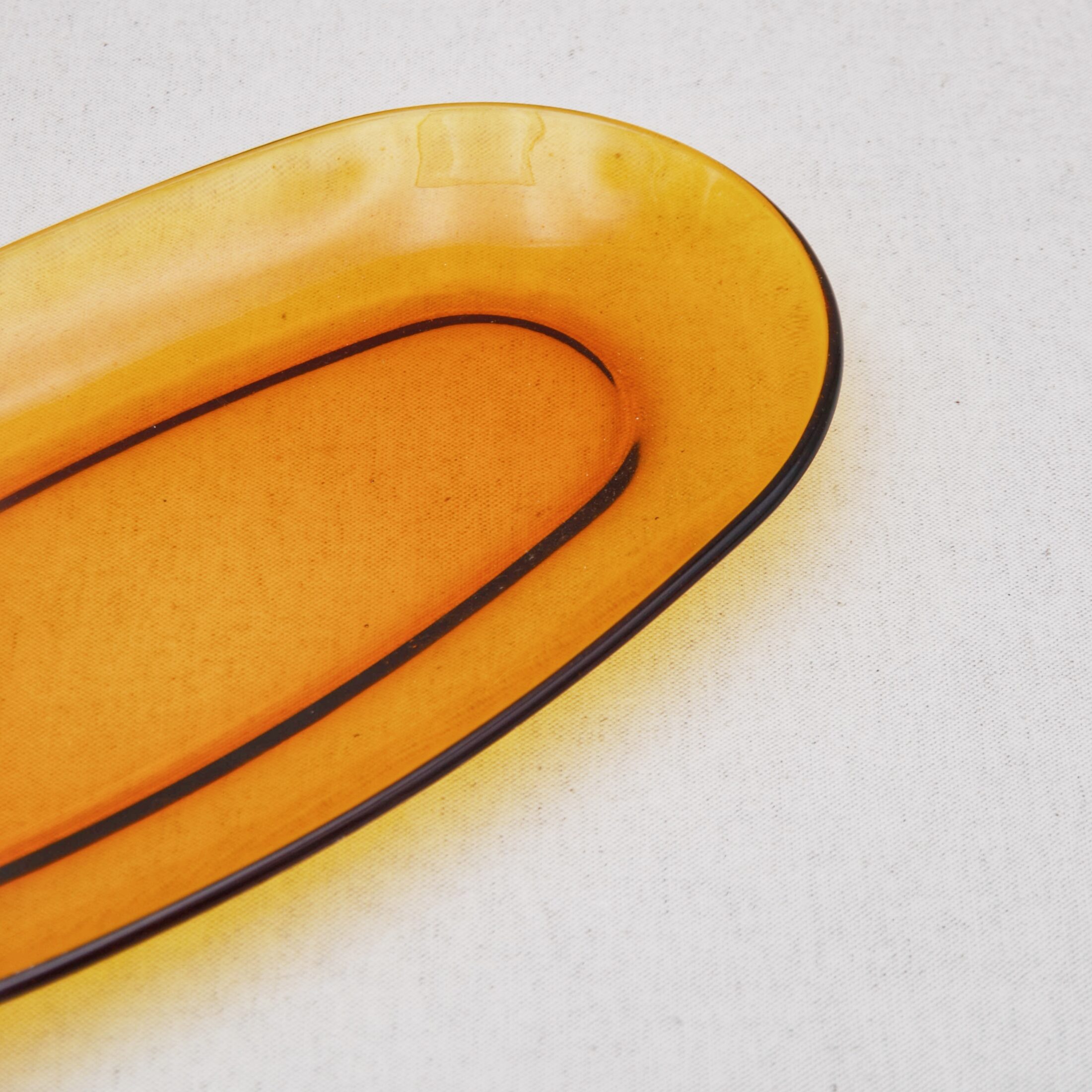 Le plat oblong ambré