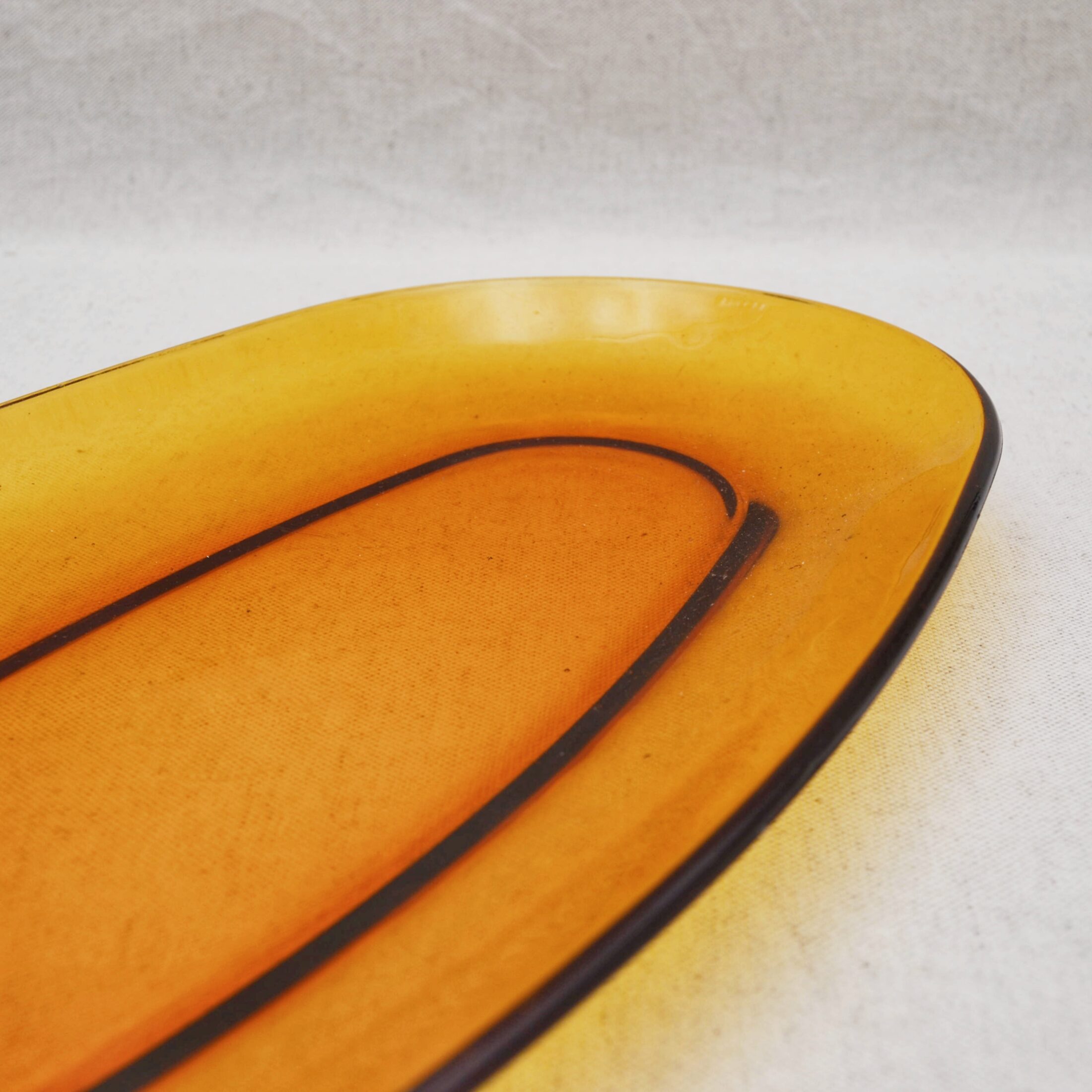 Le plat oblong ambré