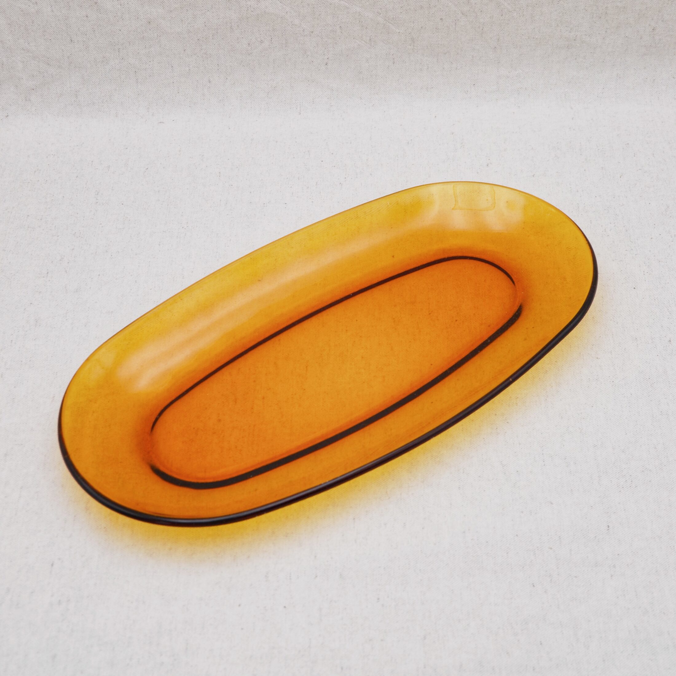 Le plat oblong ambré