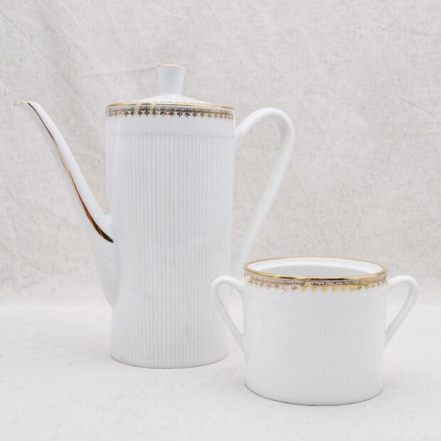 La cafetière et son pot en porcelaine