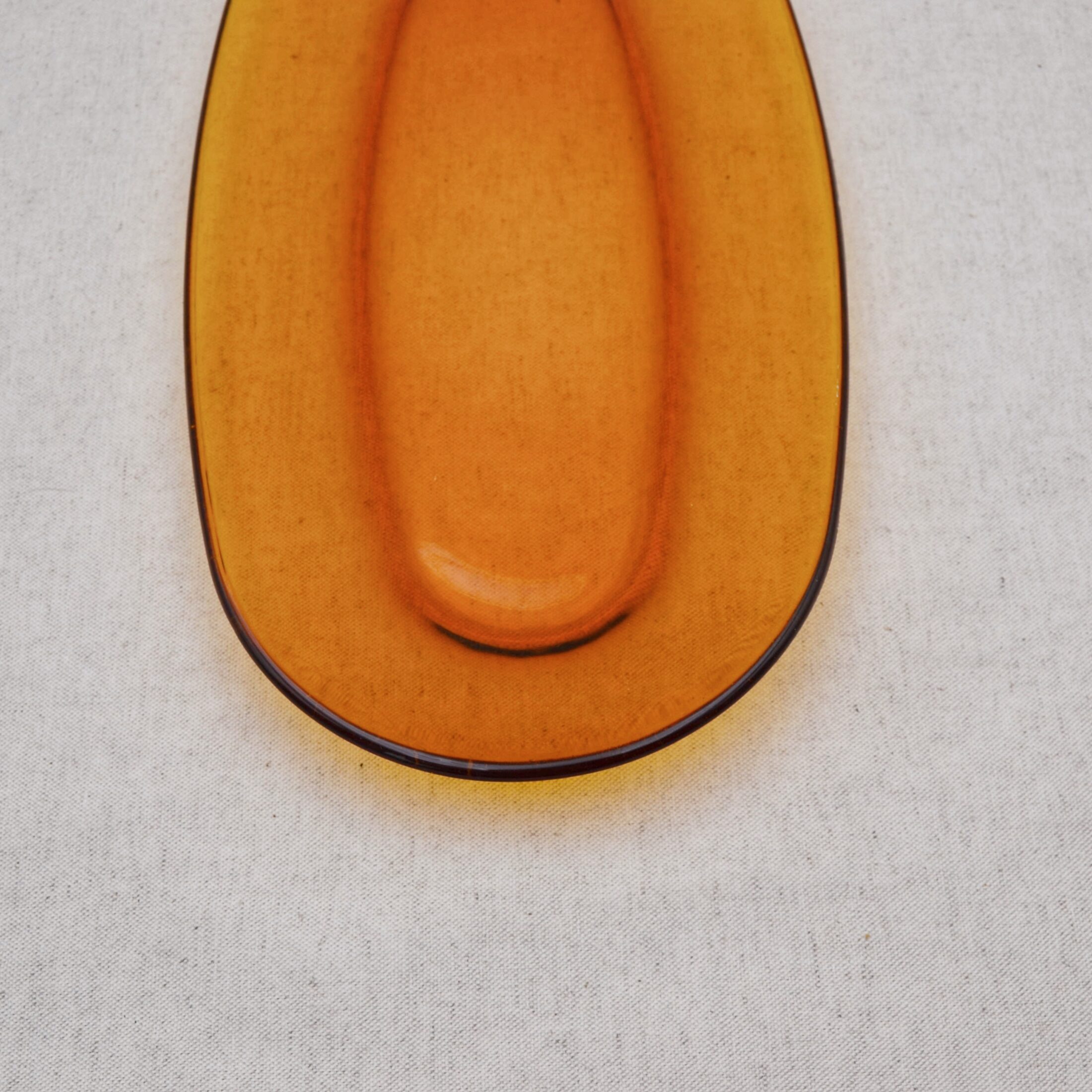 Le plat oblong ambré