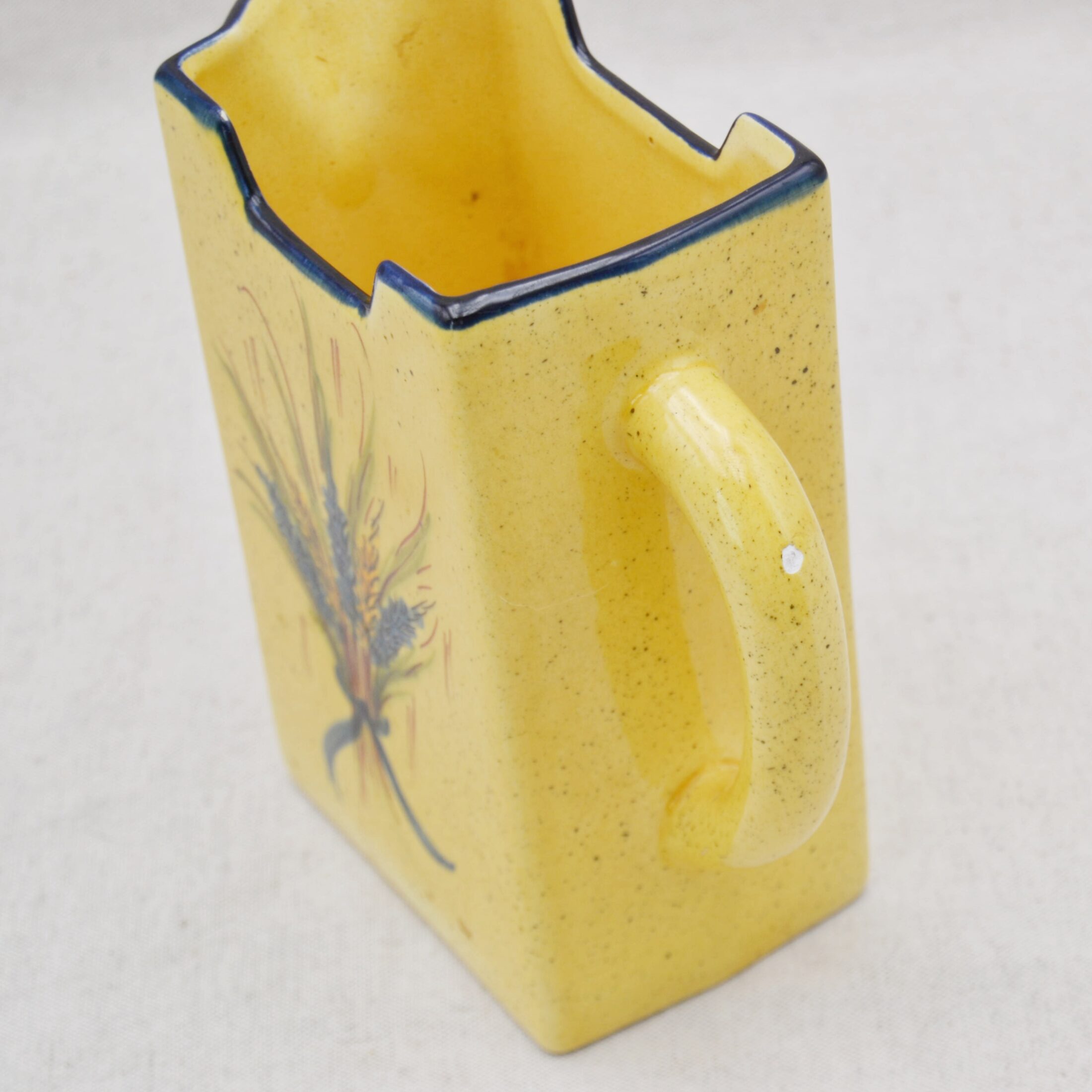 Le pichet jaune rectangle