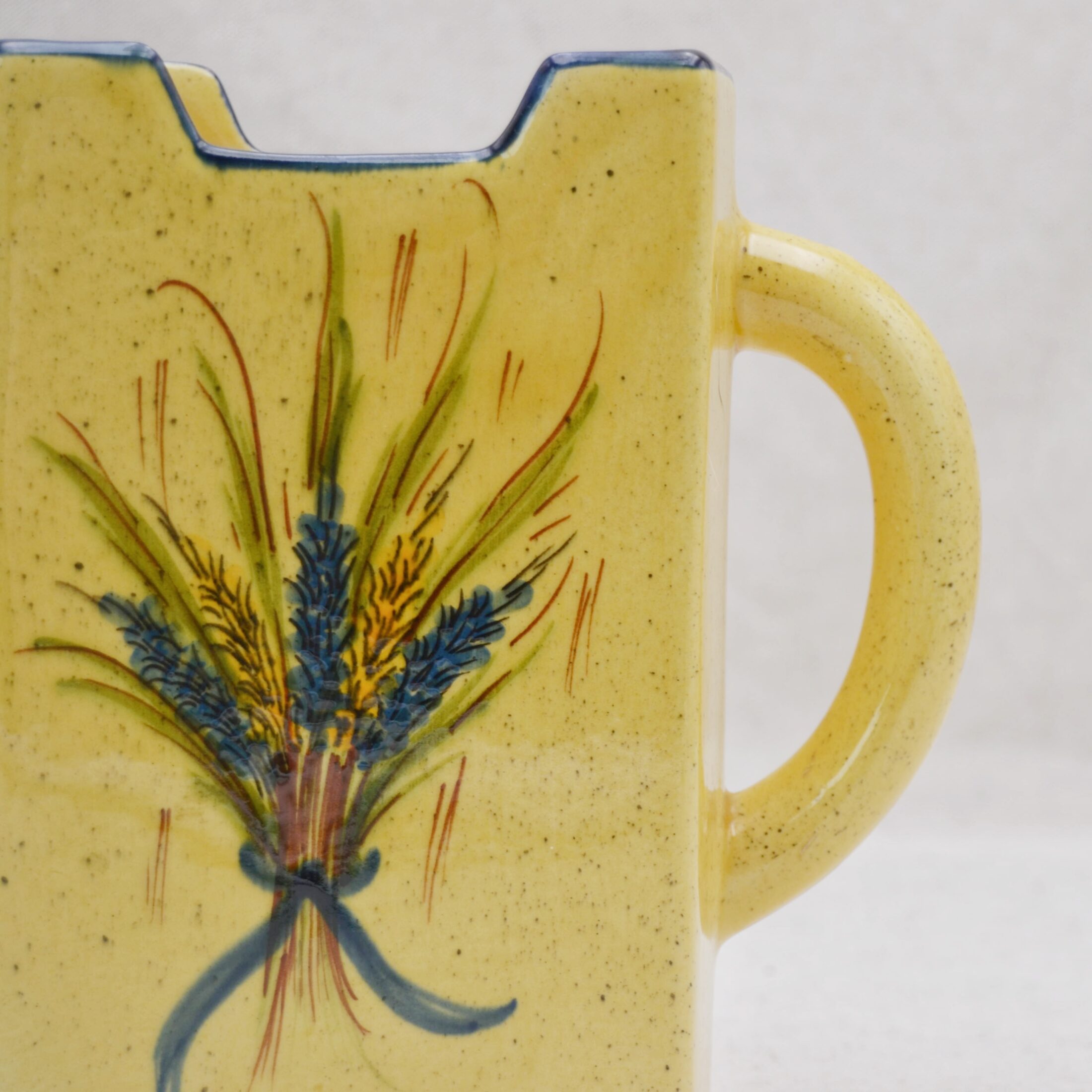 Le pichet jaune rectangle