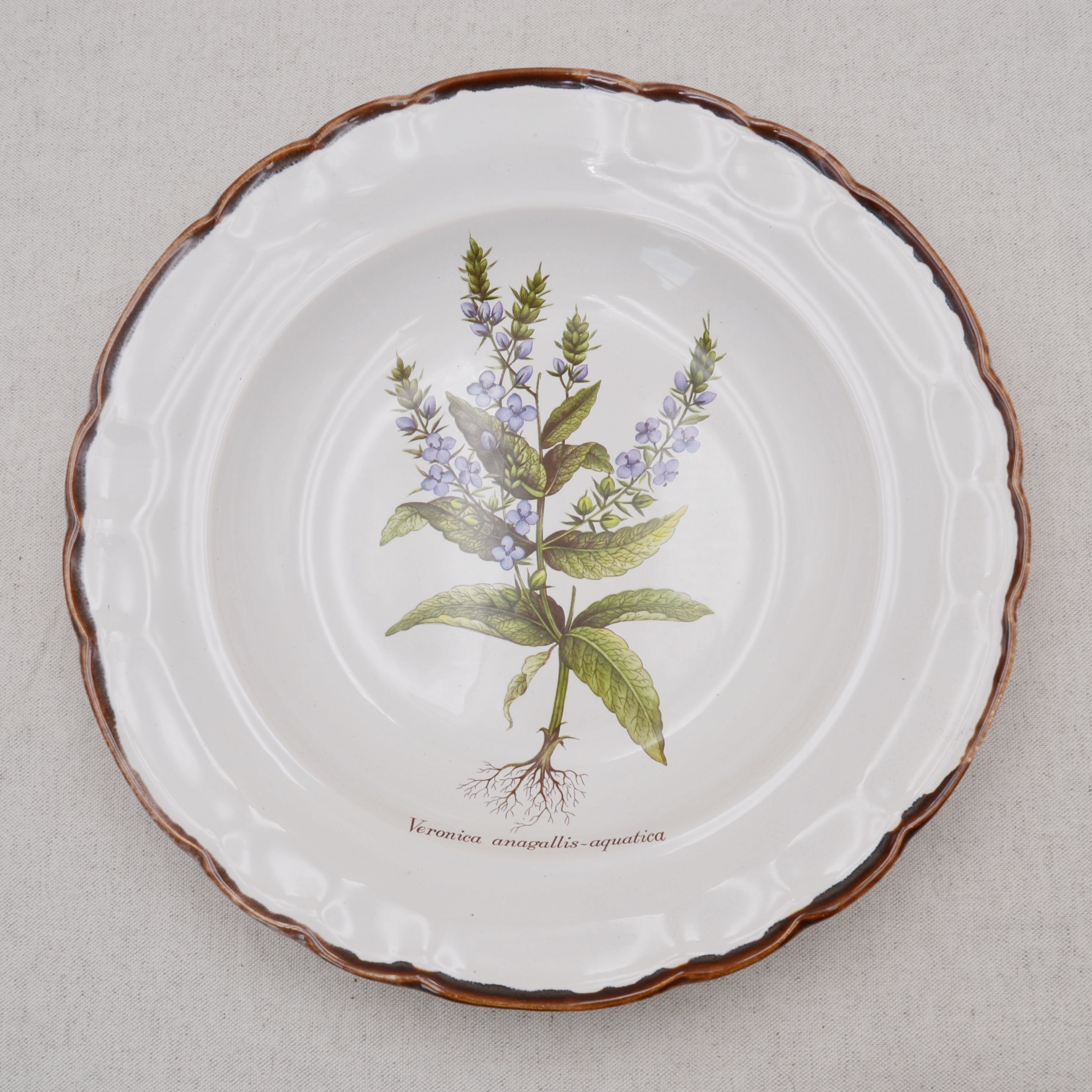 Le plat en faïence de Hautes Provences