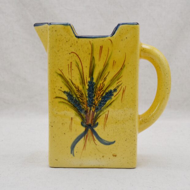 Le pichet jaune rectangle