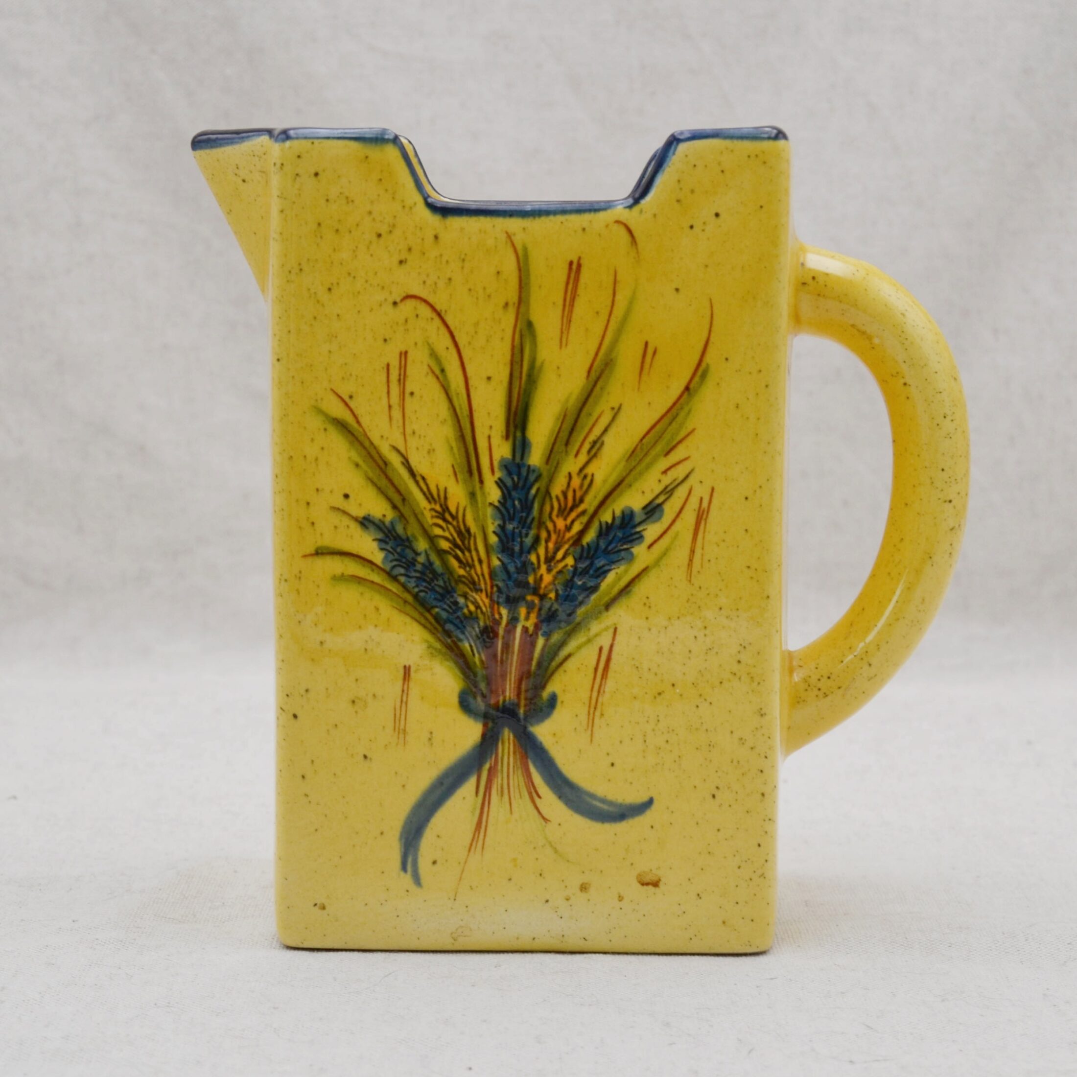 Le pichet jaune rectangle