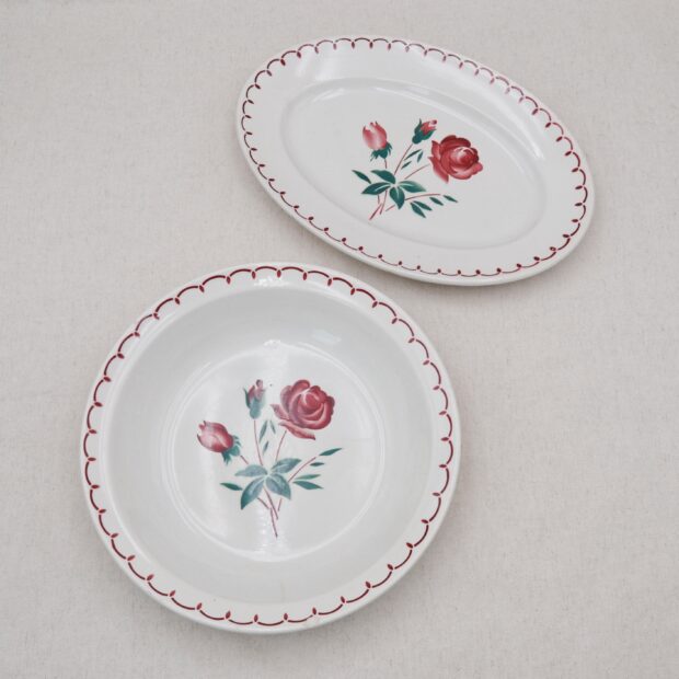 Les plats à fleurs bordeaux