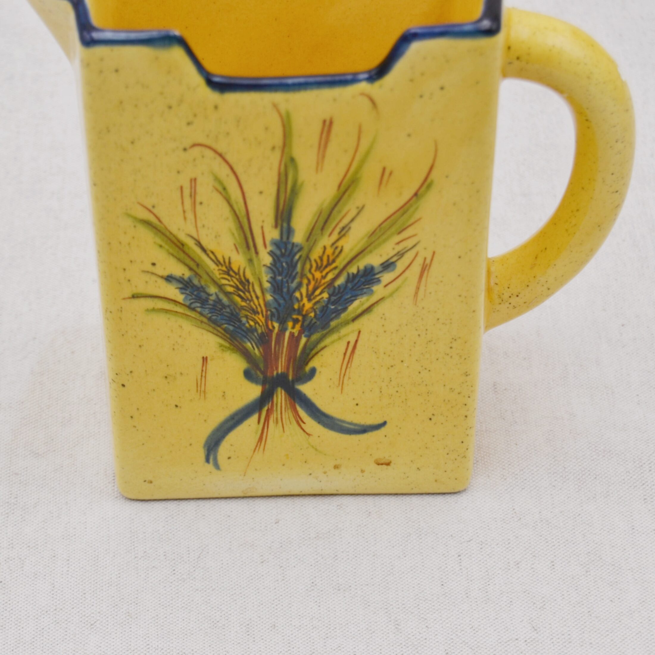 Le pichet jaune rectangle