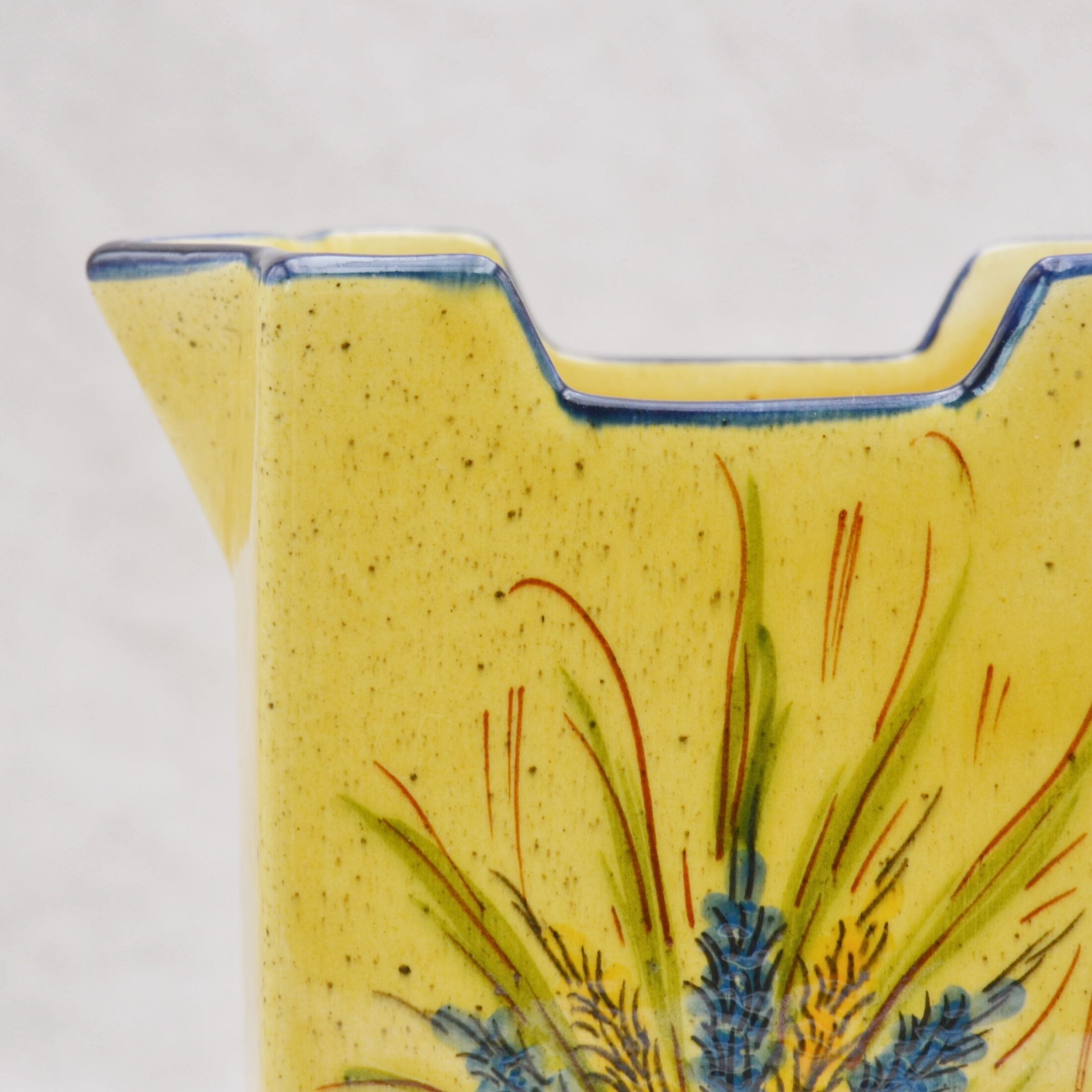 Le pichet jaune rectangle