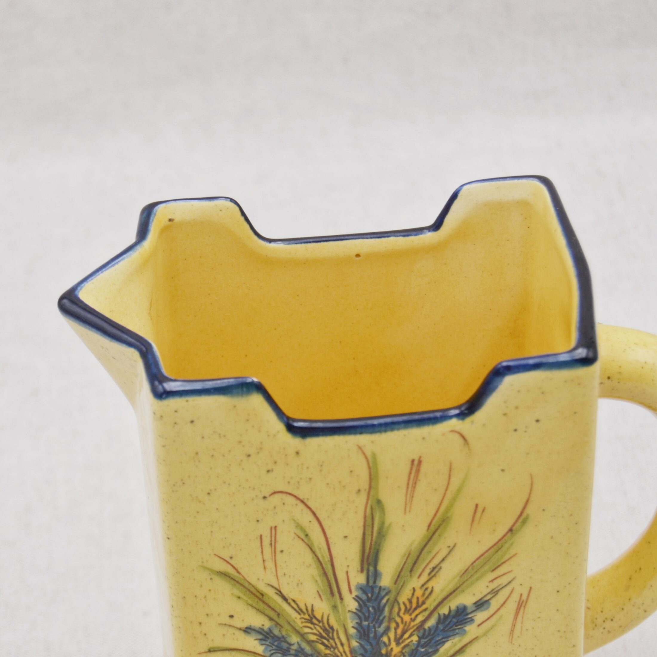 Le pichet jaune rectangle