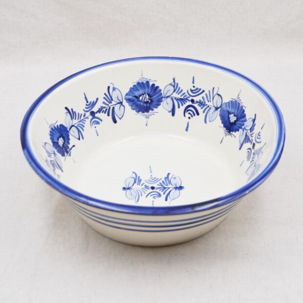 Le grand saladier à motifs bleus