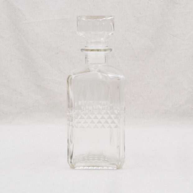 La carafe en verre ciselé