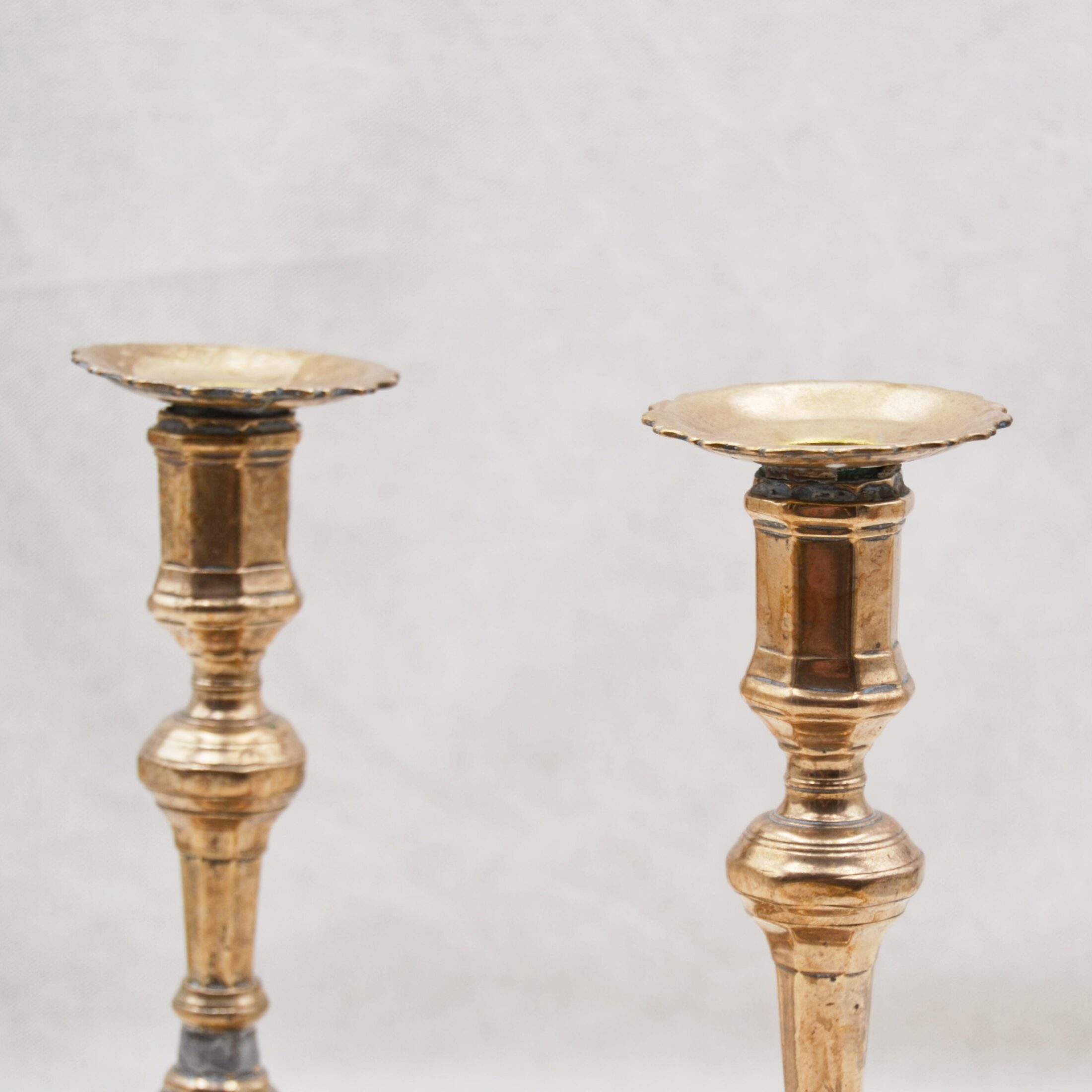 La paire de bougeoirs en laiton