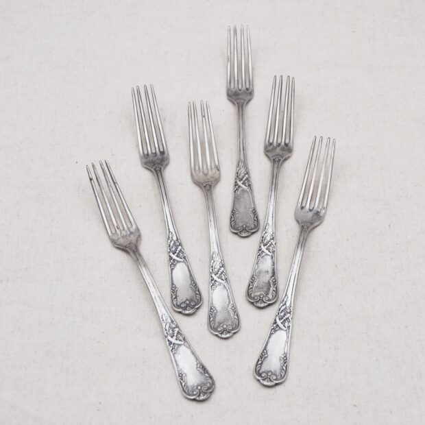 Les fourchettes en métal travaillé