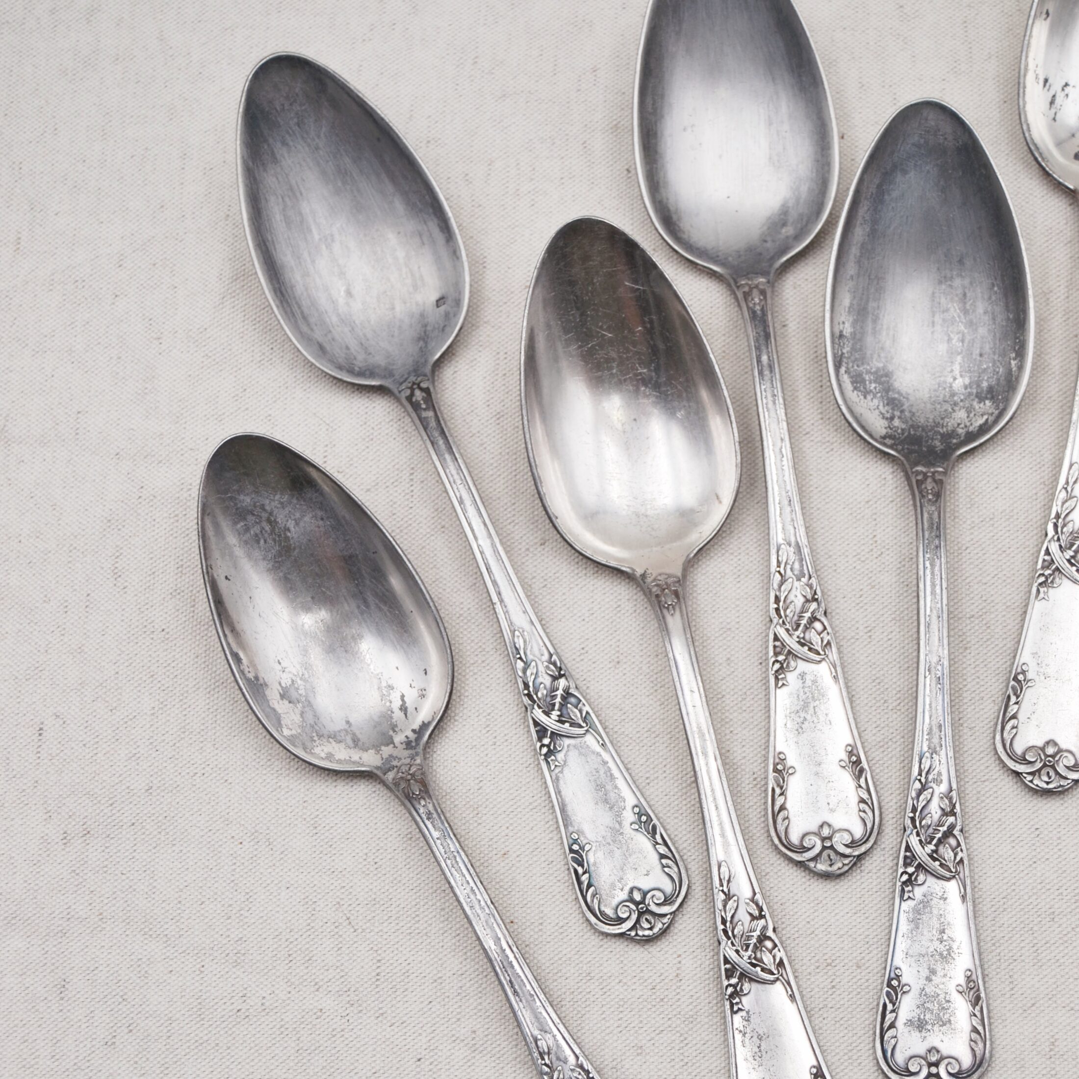 Les cuillères en métal travaillé