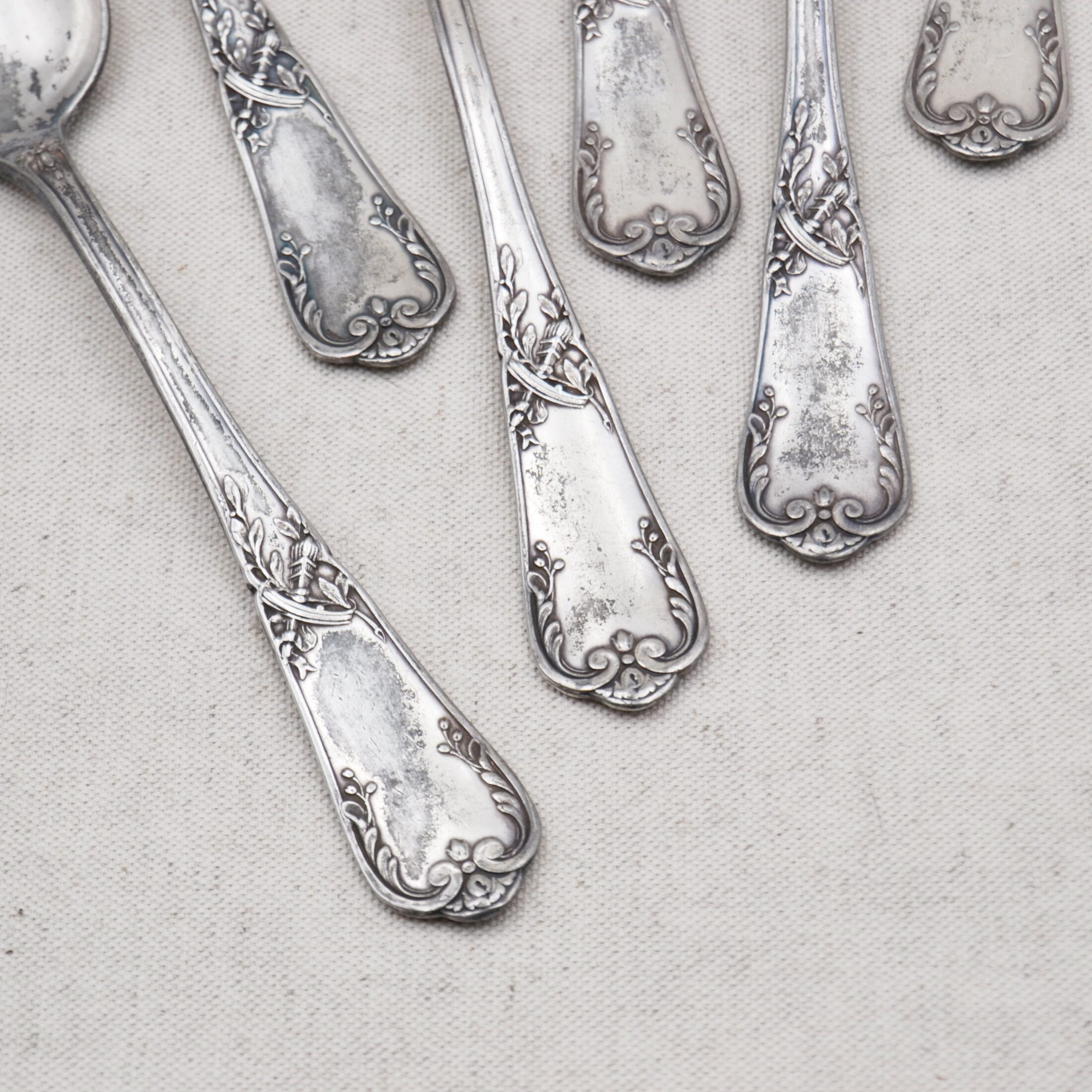 Les cuillères en métal travaillé