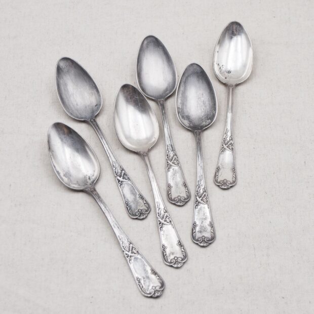 Les cuillères en métal travaillé