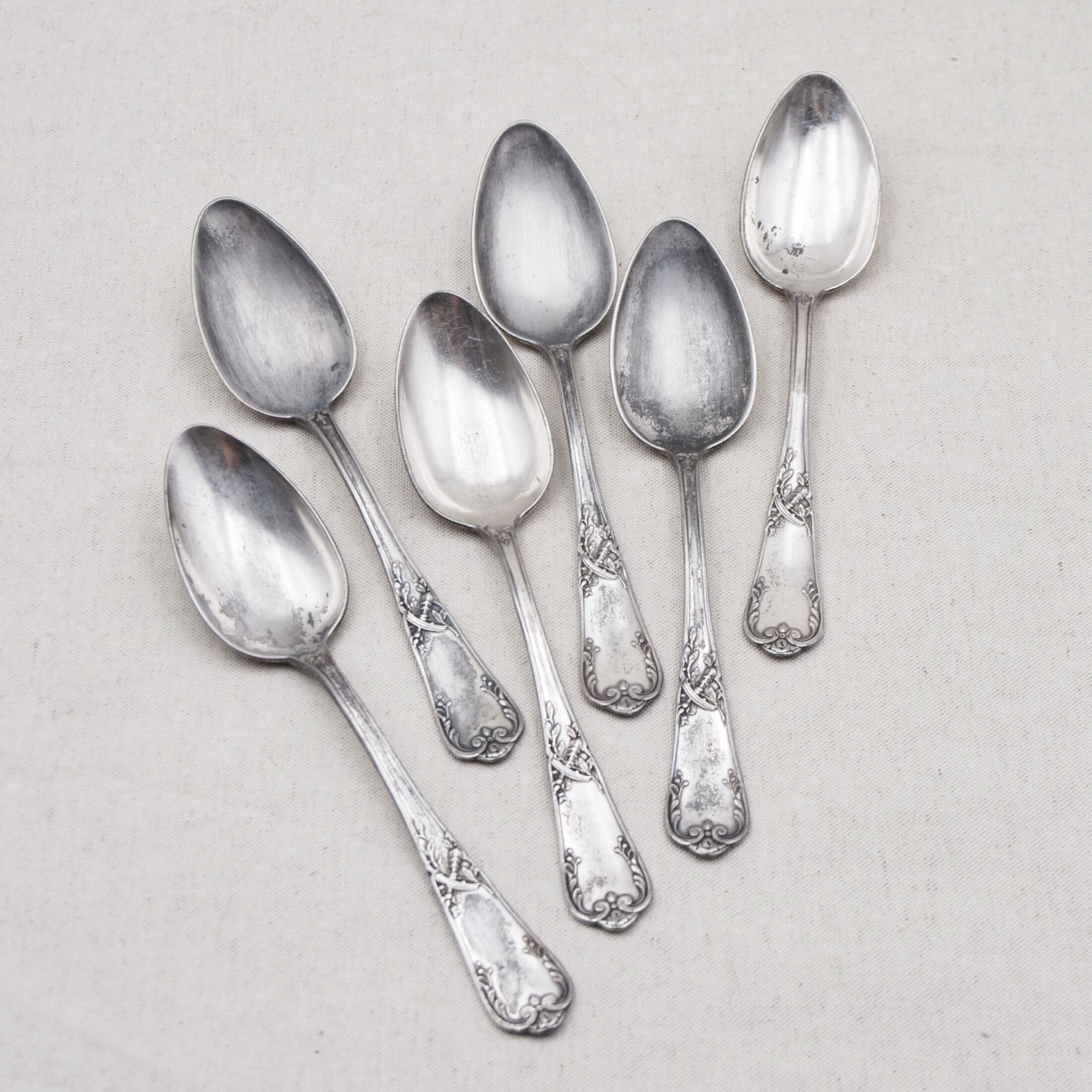 Les cuillères en métal travaillé