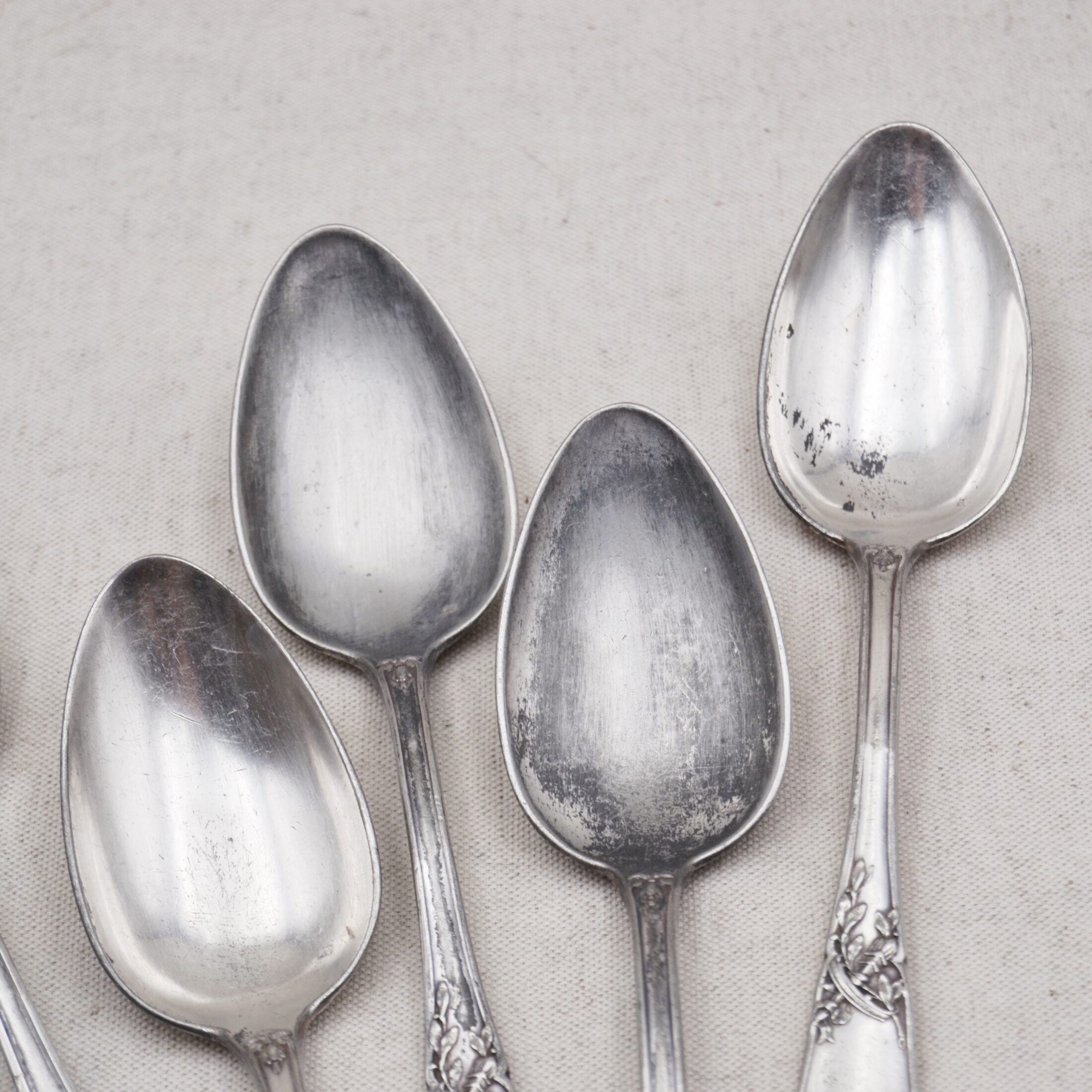 Les cuillères en métal travaillé