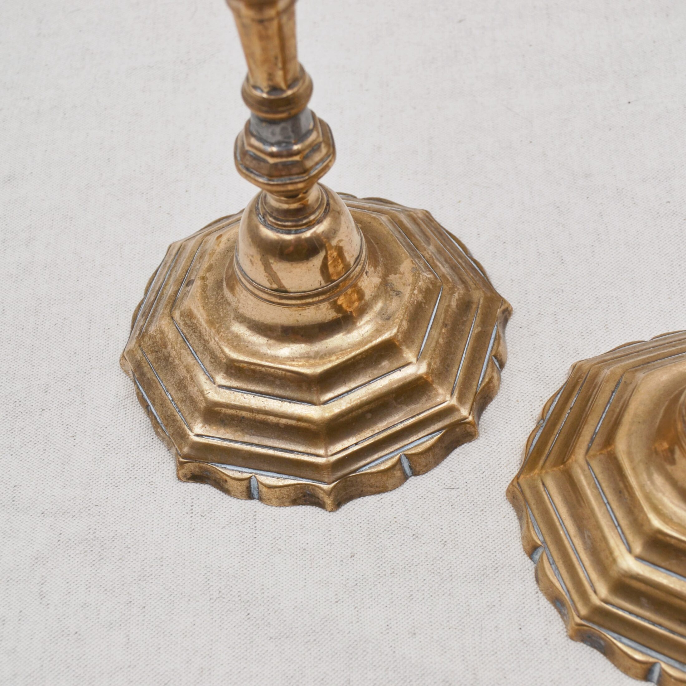 La paire de bougeoirs en laiton