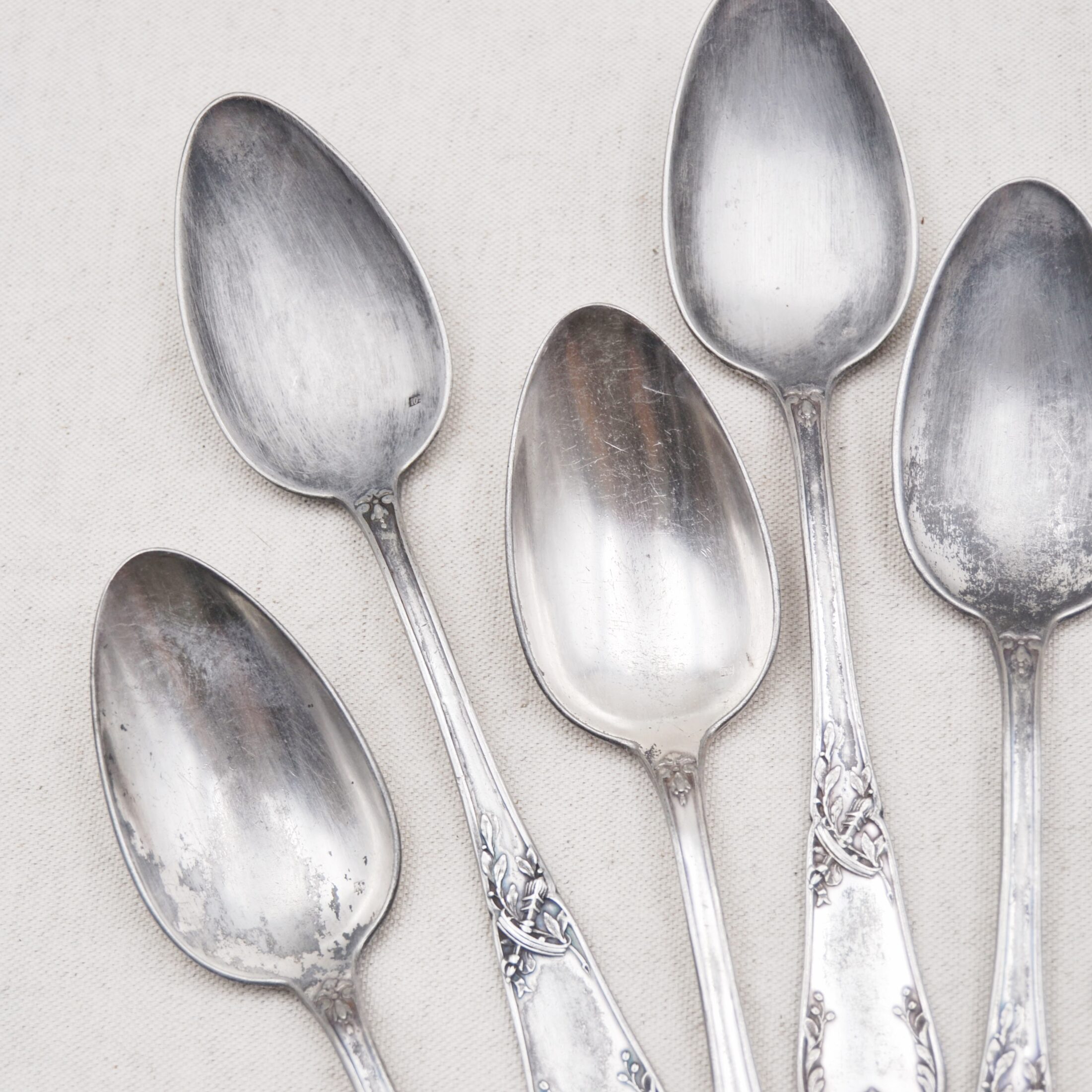 Les cuillères en métal travaillé