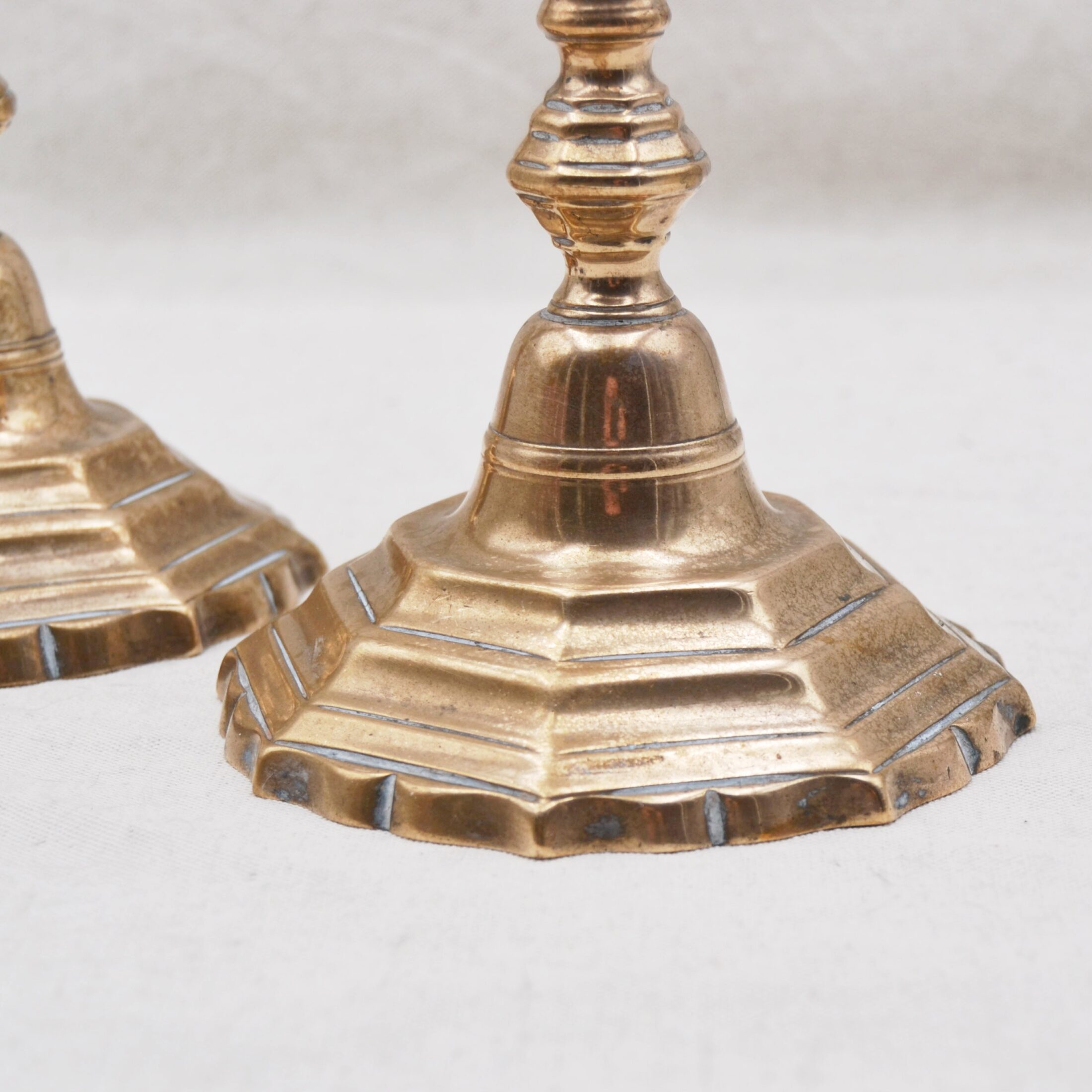 La paire de bougeoirs en laiton