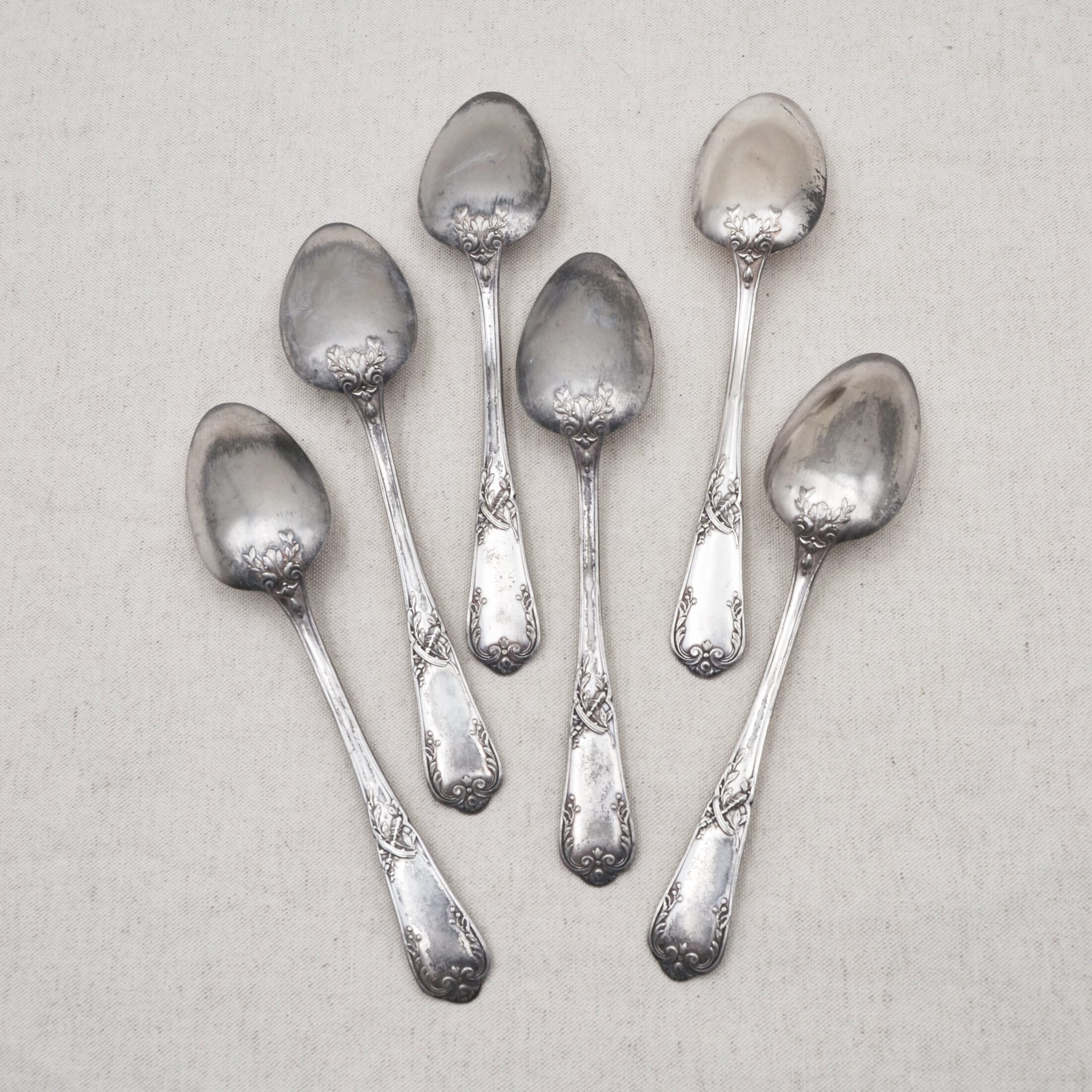 Les cuillères en métal travaillé