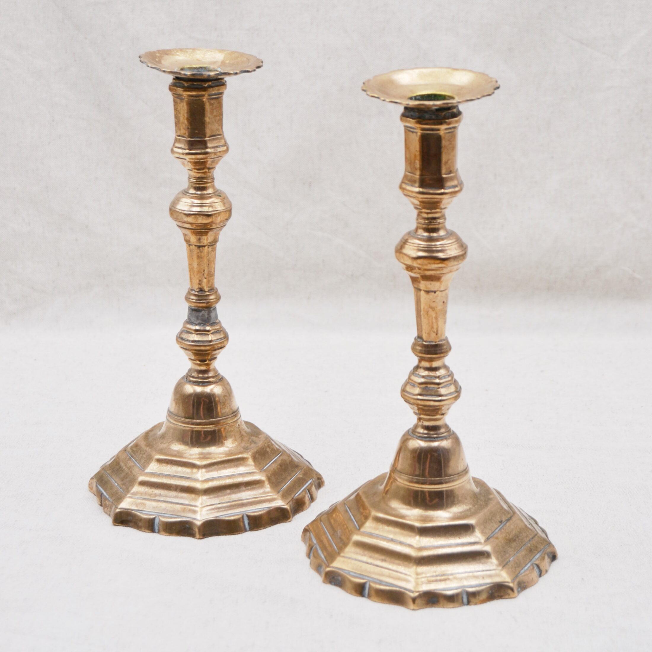 La paire de bougeoirs en laiton