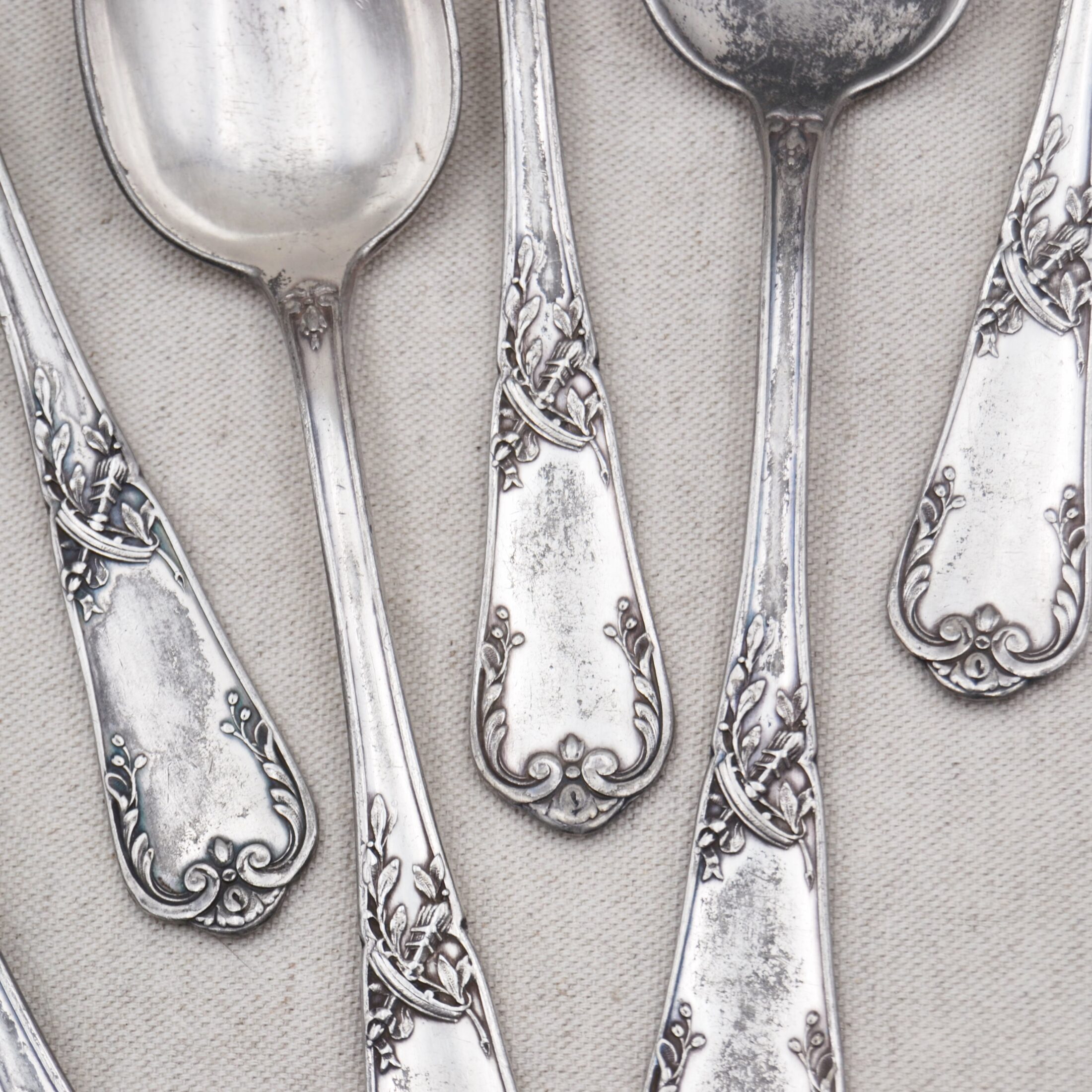 Les cuillères en métal travaillé