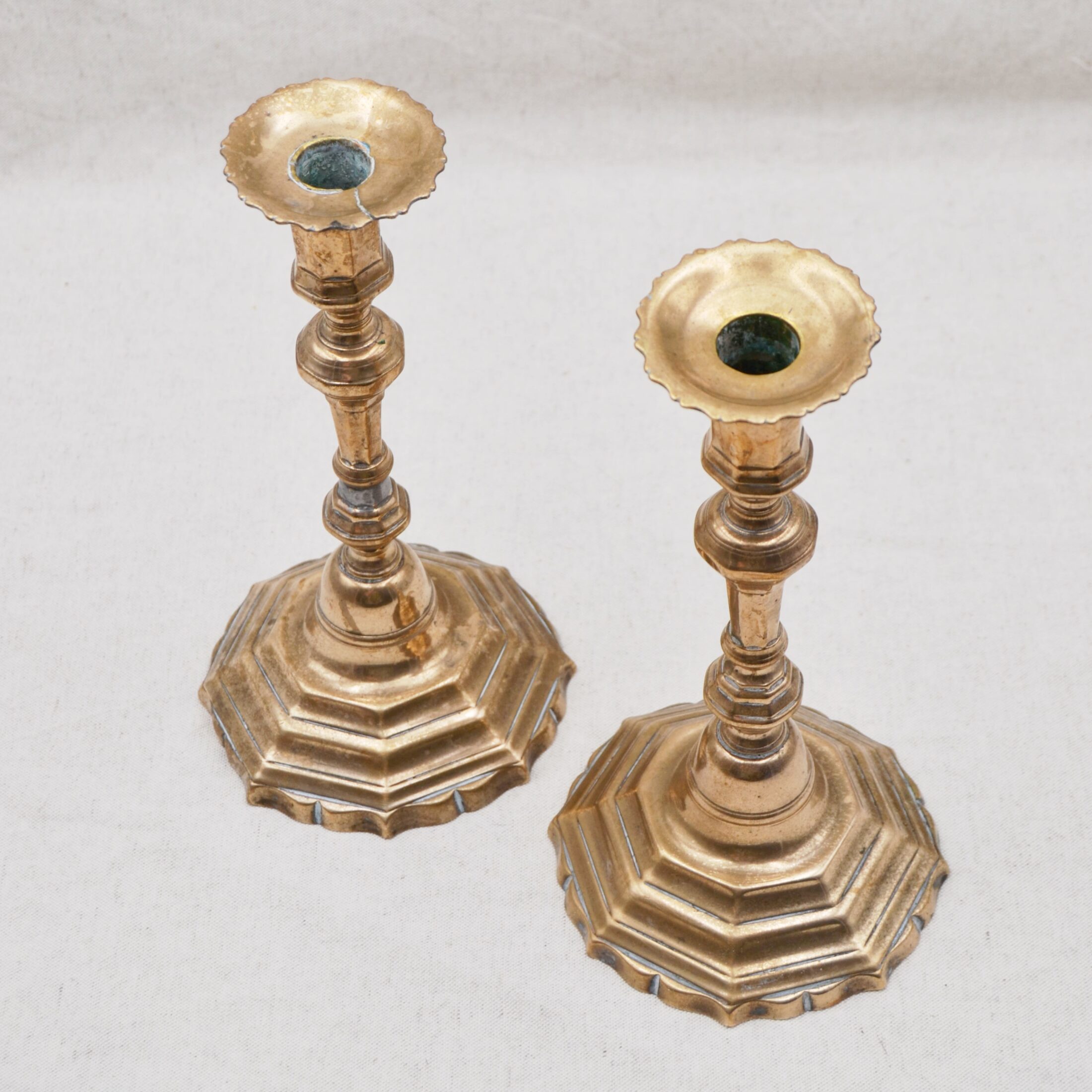 La paire de bougeoirs en laiton