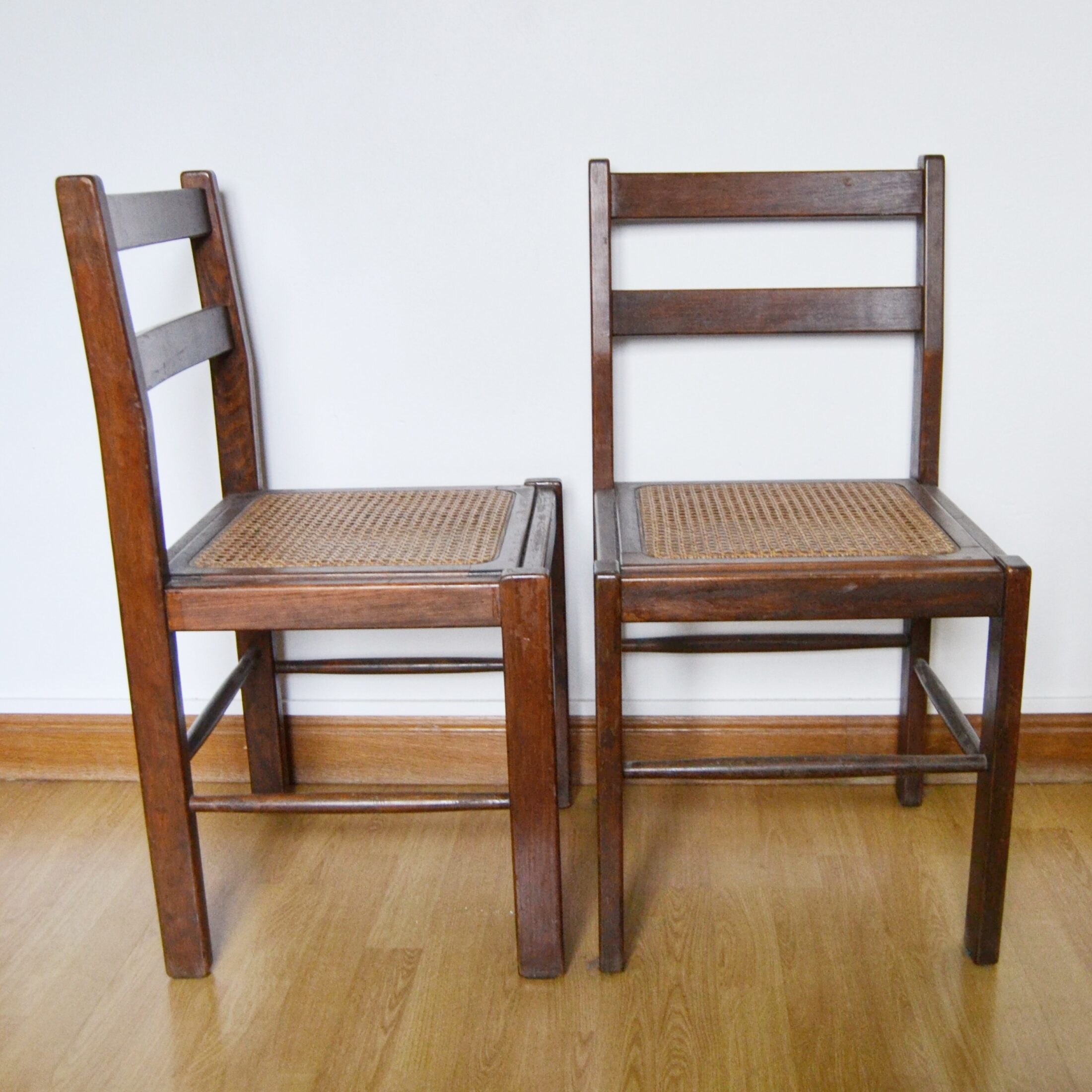 Les chaises en bois et cannage