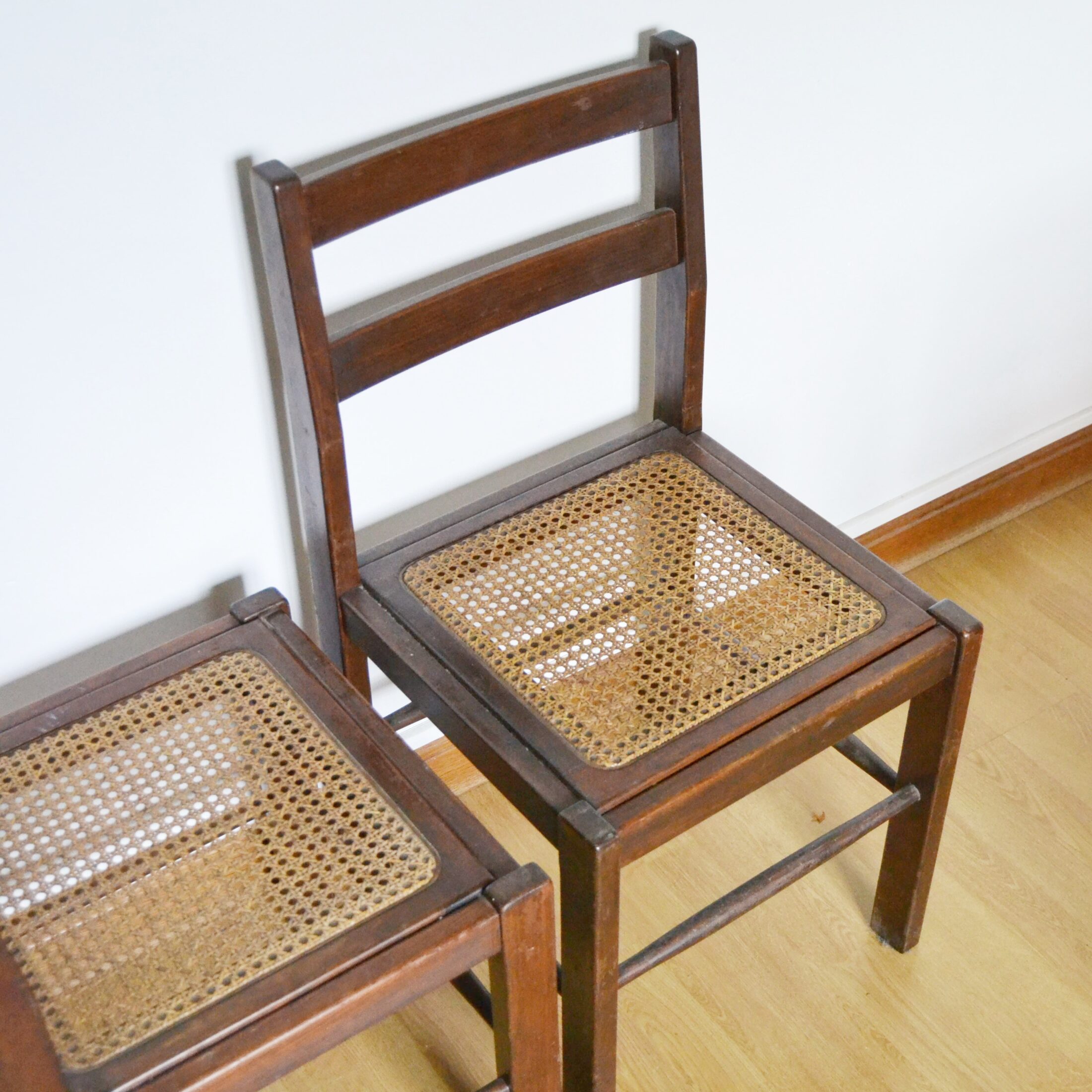 Les chaises en bois et cannage