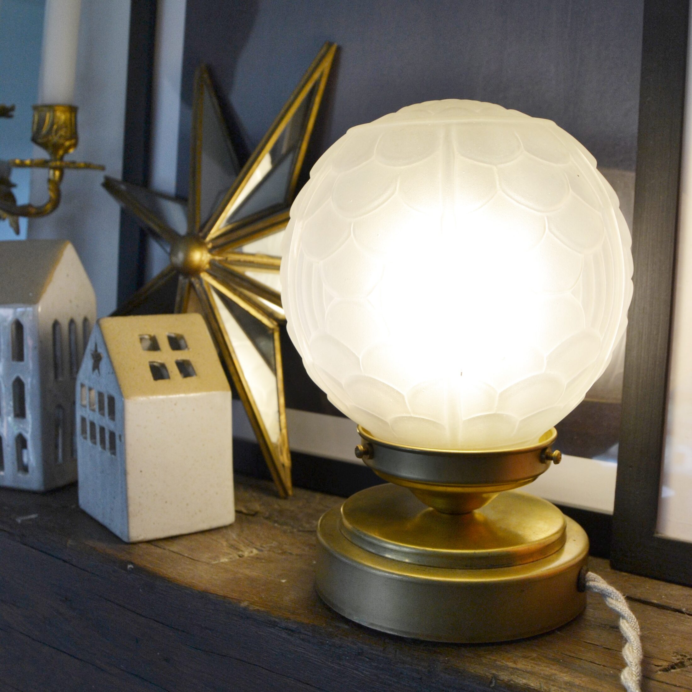 La lampe à poser à écailles