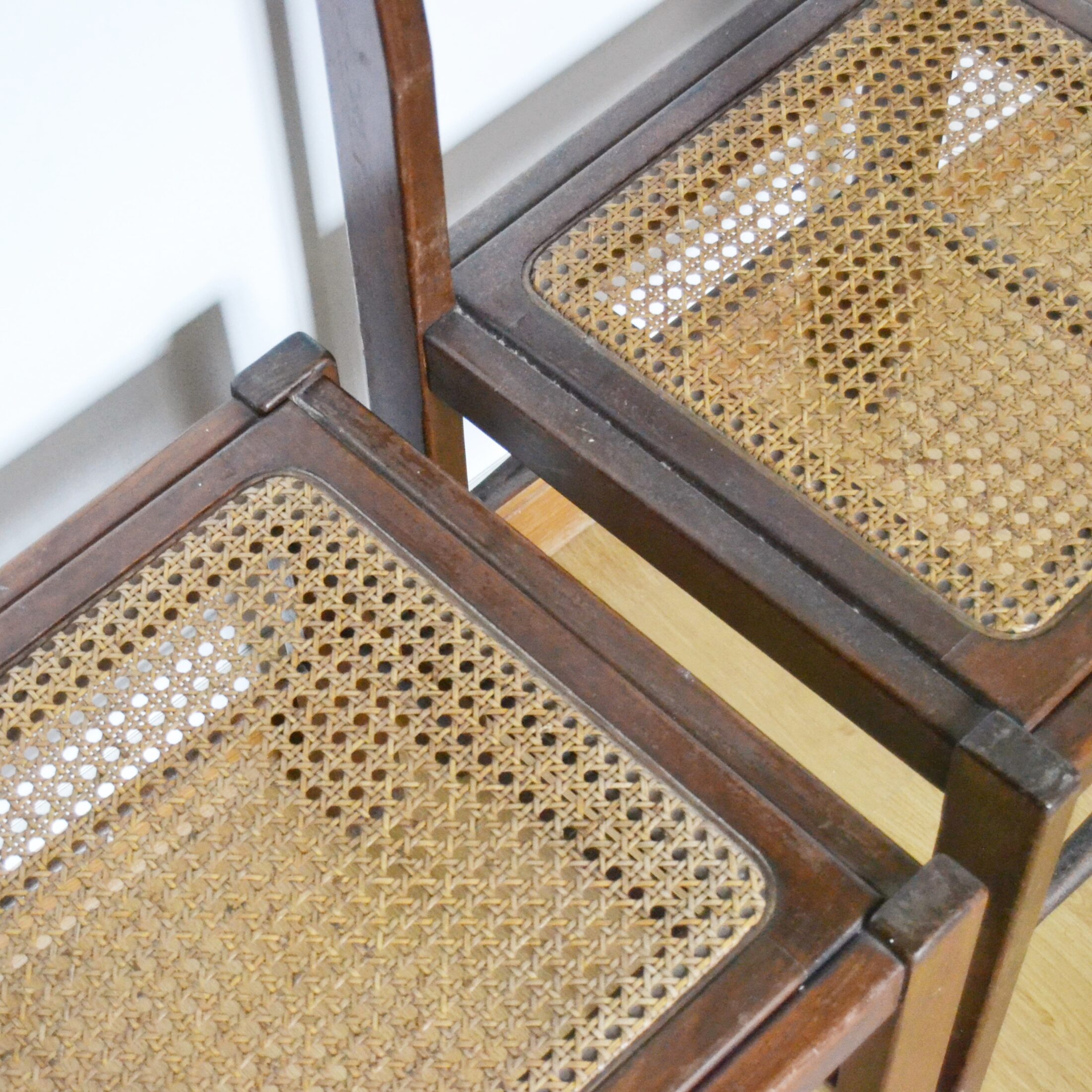 Les chaises en bois et cannage